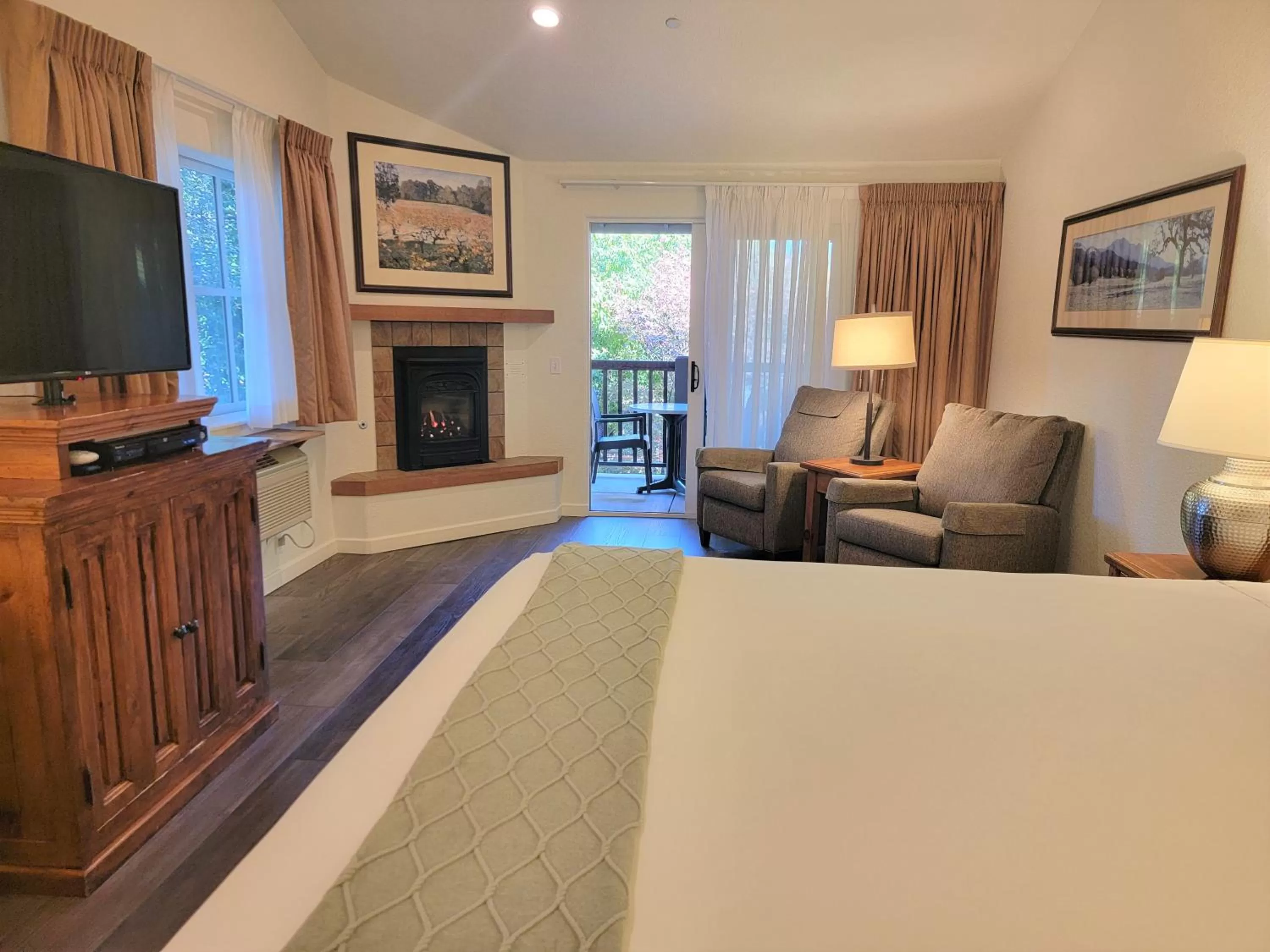 Bedroom, TV/Entertainment Center in El Pueblo Inn