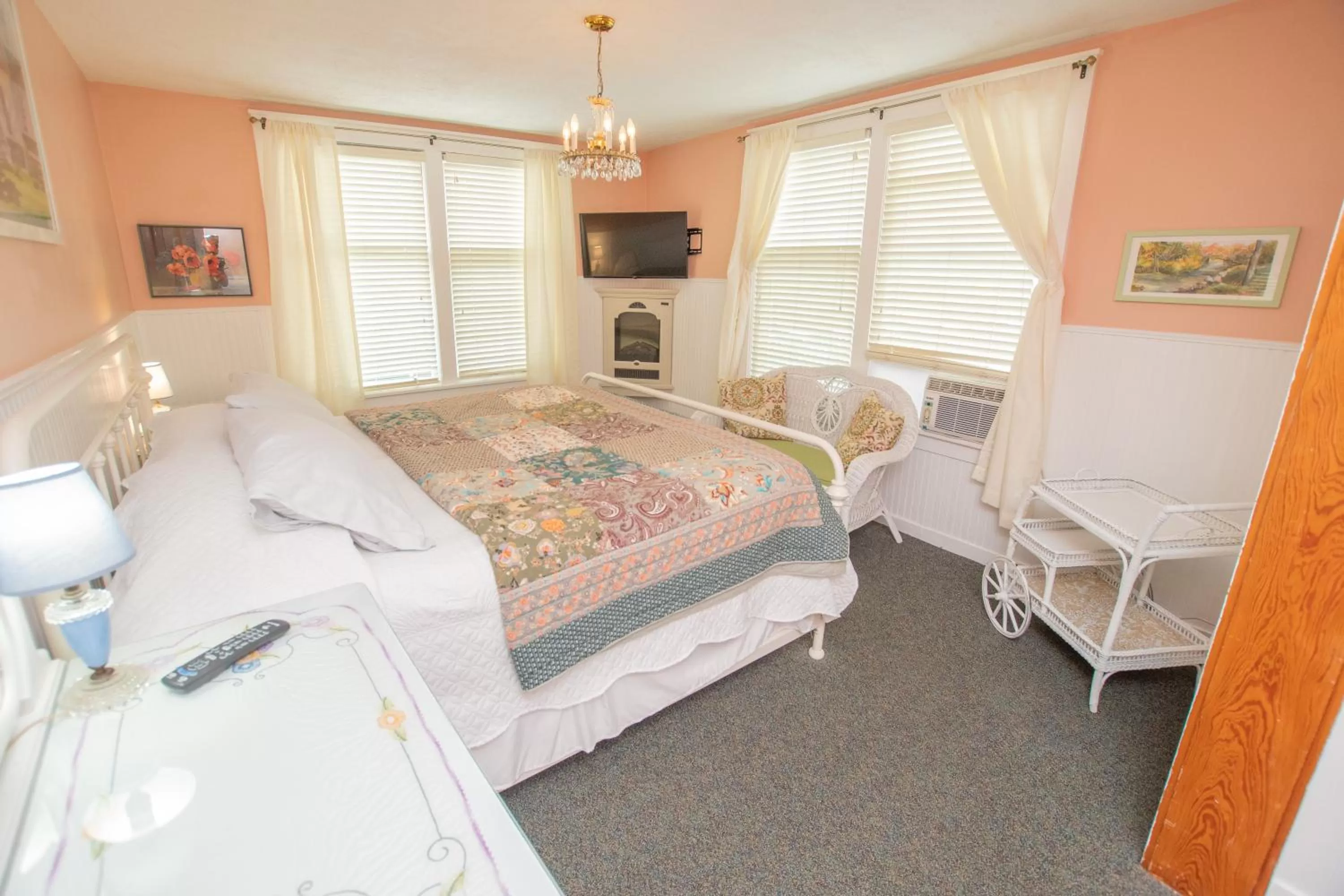 Bed in Terrace Inn and 1911 Restaurant