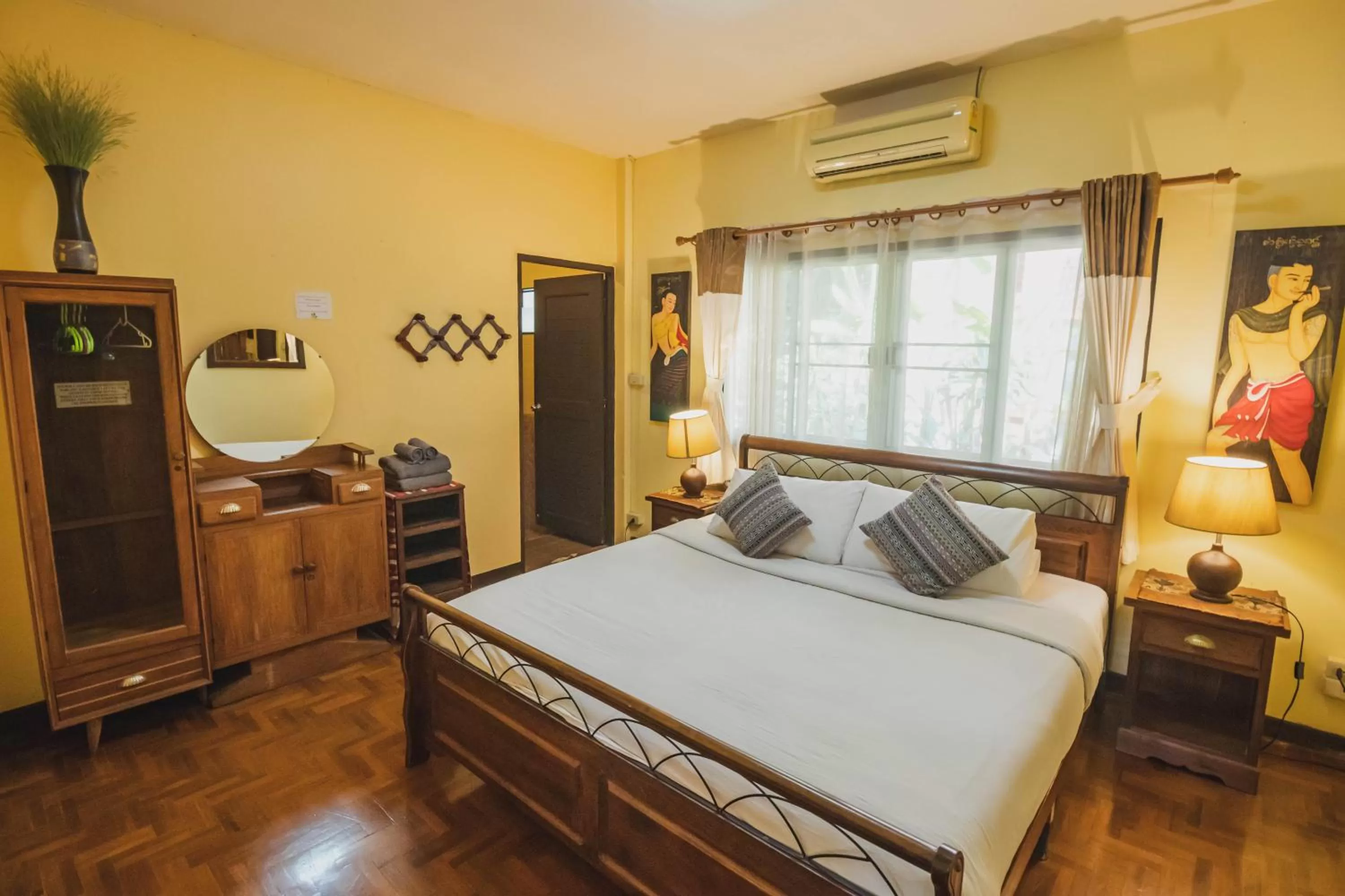 Photo of the whole room, Bed in Joy's House & Tour