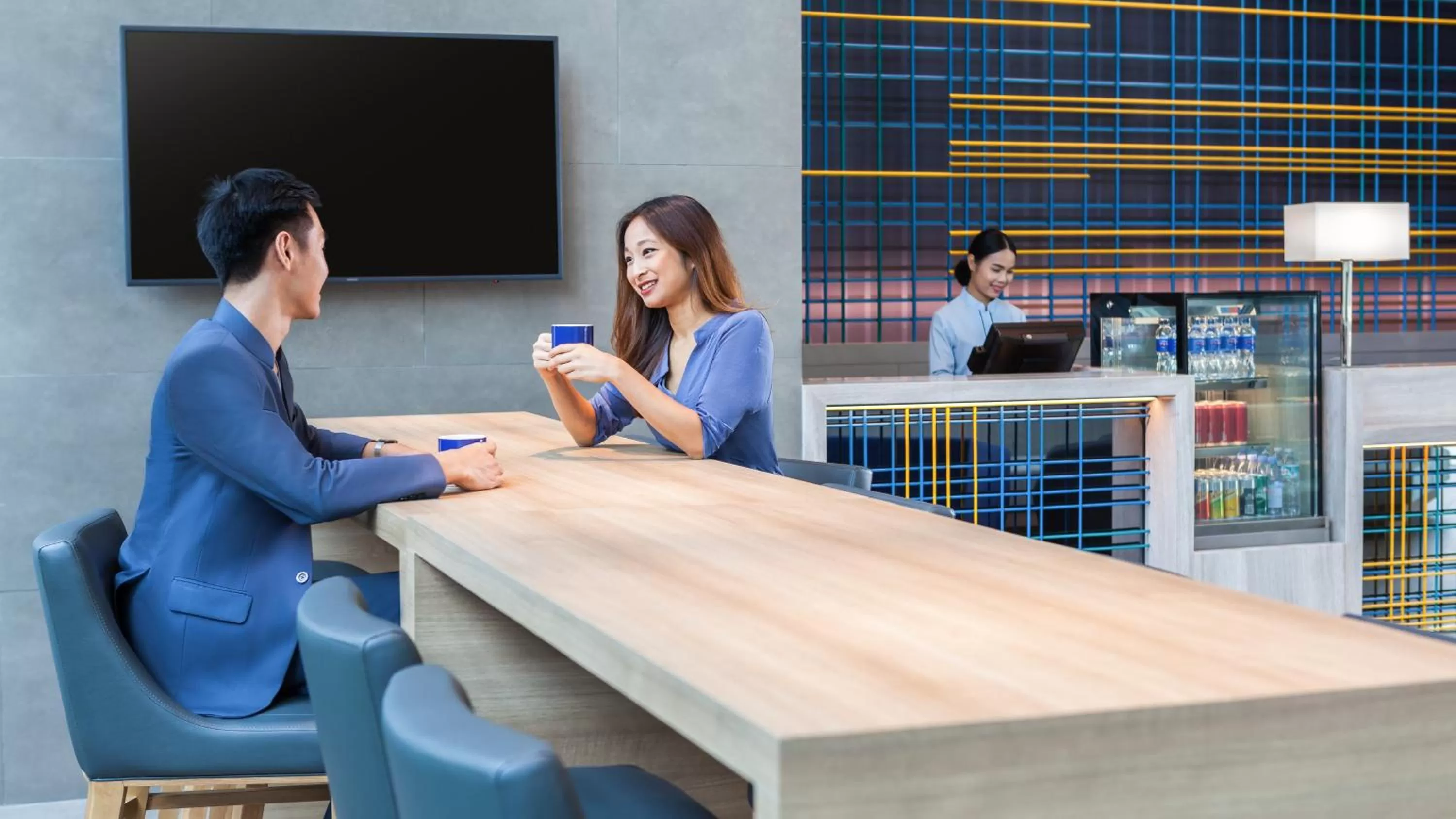 Lounge or bar in Holiday Inn Express Bangkok Soi Soonvijai by IHG