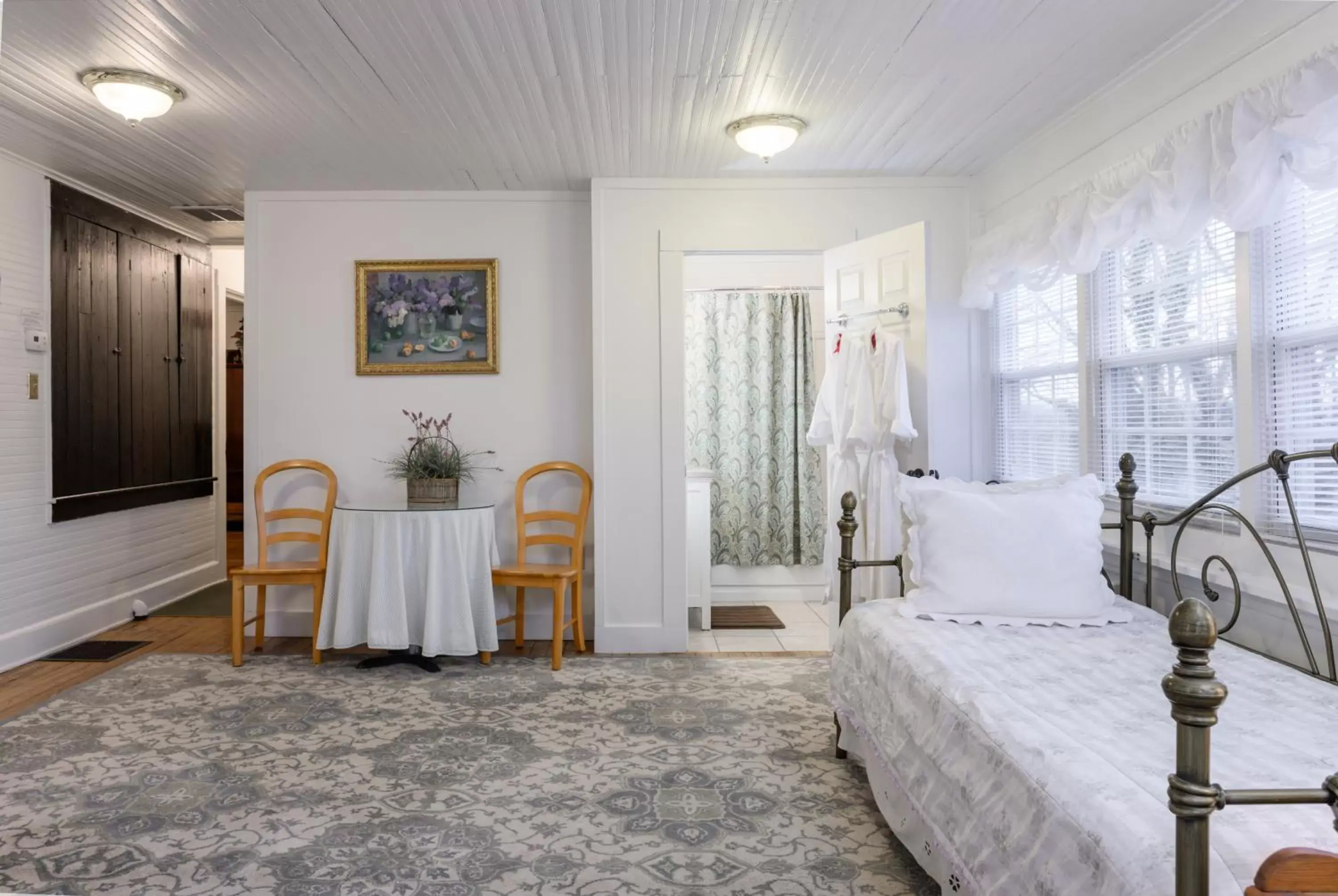 King Room # 5 in Oakland Cottage Bed and Breakfast King Room # 5 in Oakland Cottage Bed and Breakfast