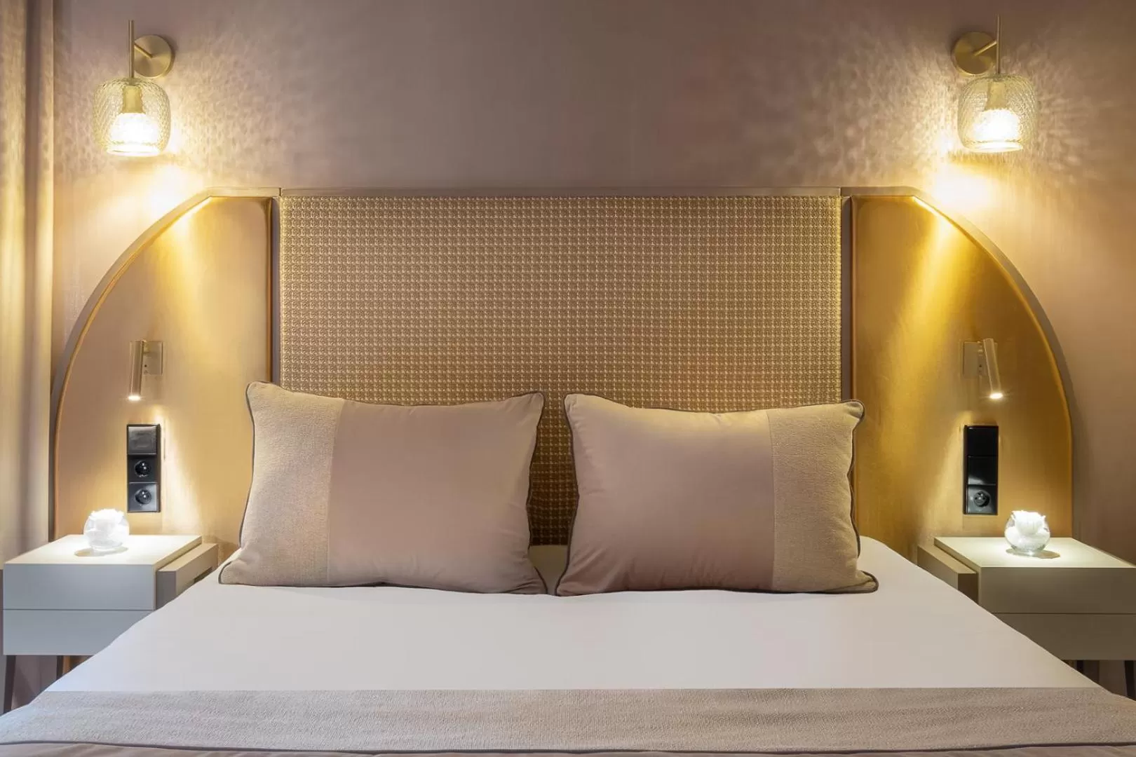 Photo of the whole room, Bed in Hôtel le Derby Alma by Inwood Hotels