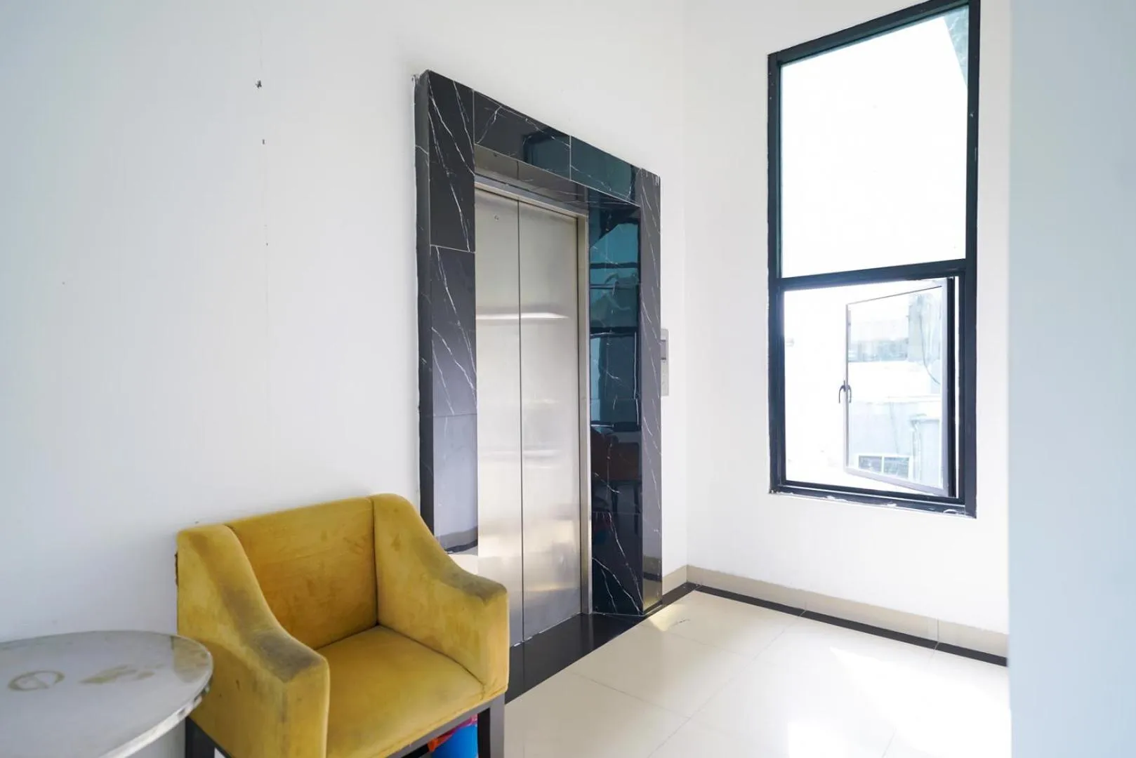 Seating Area in Urbanview Hotel Bes Mangga Besar by RedDoorz