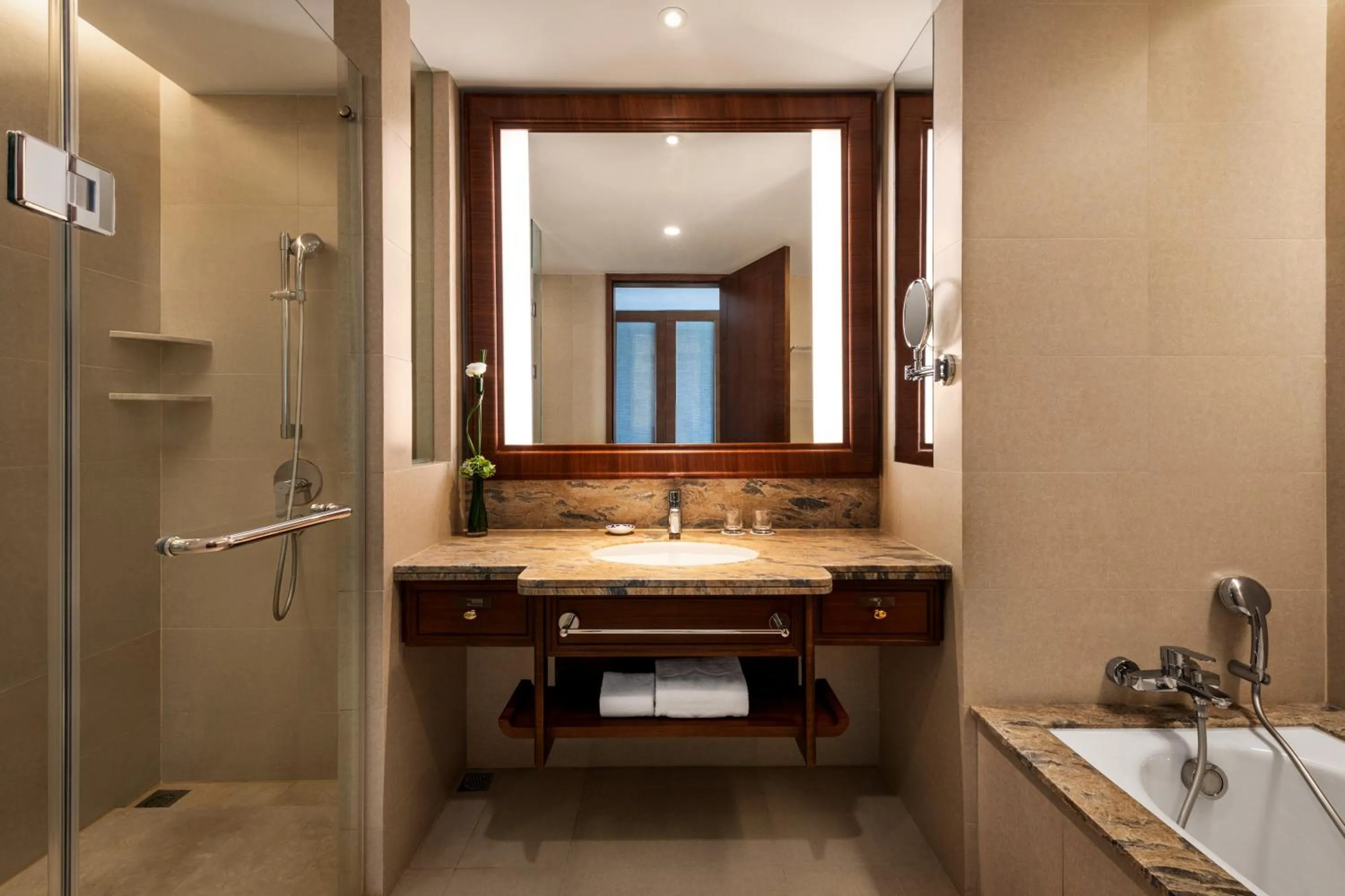 Toilet in Shangri-La Nanchang丨All room offer river views Just one stop from the Pavilion of Prince Teng