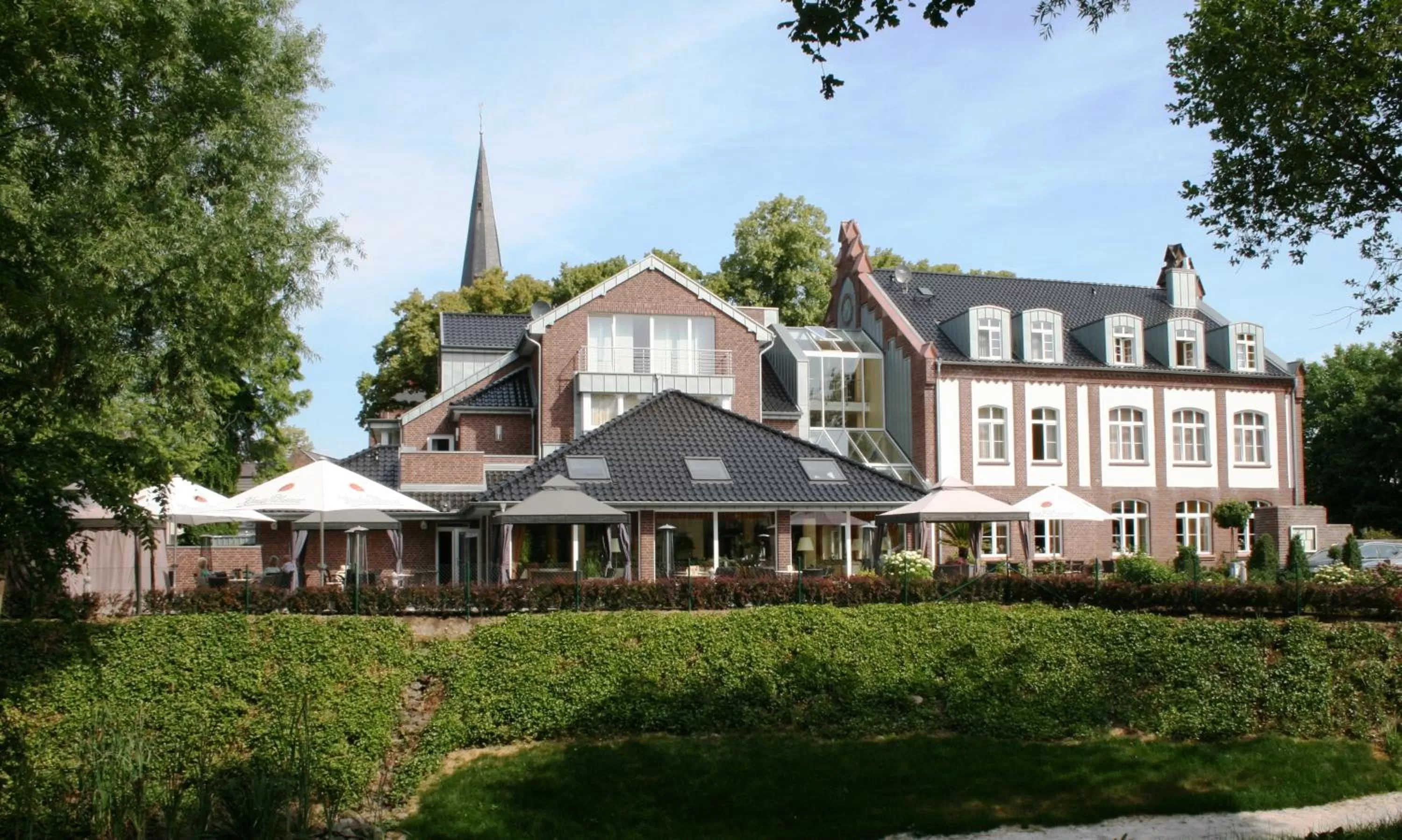 Facade/entrance in Mercator-Hotel