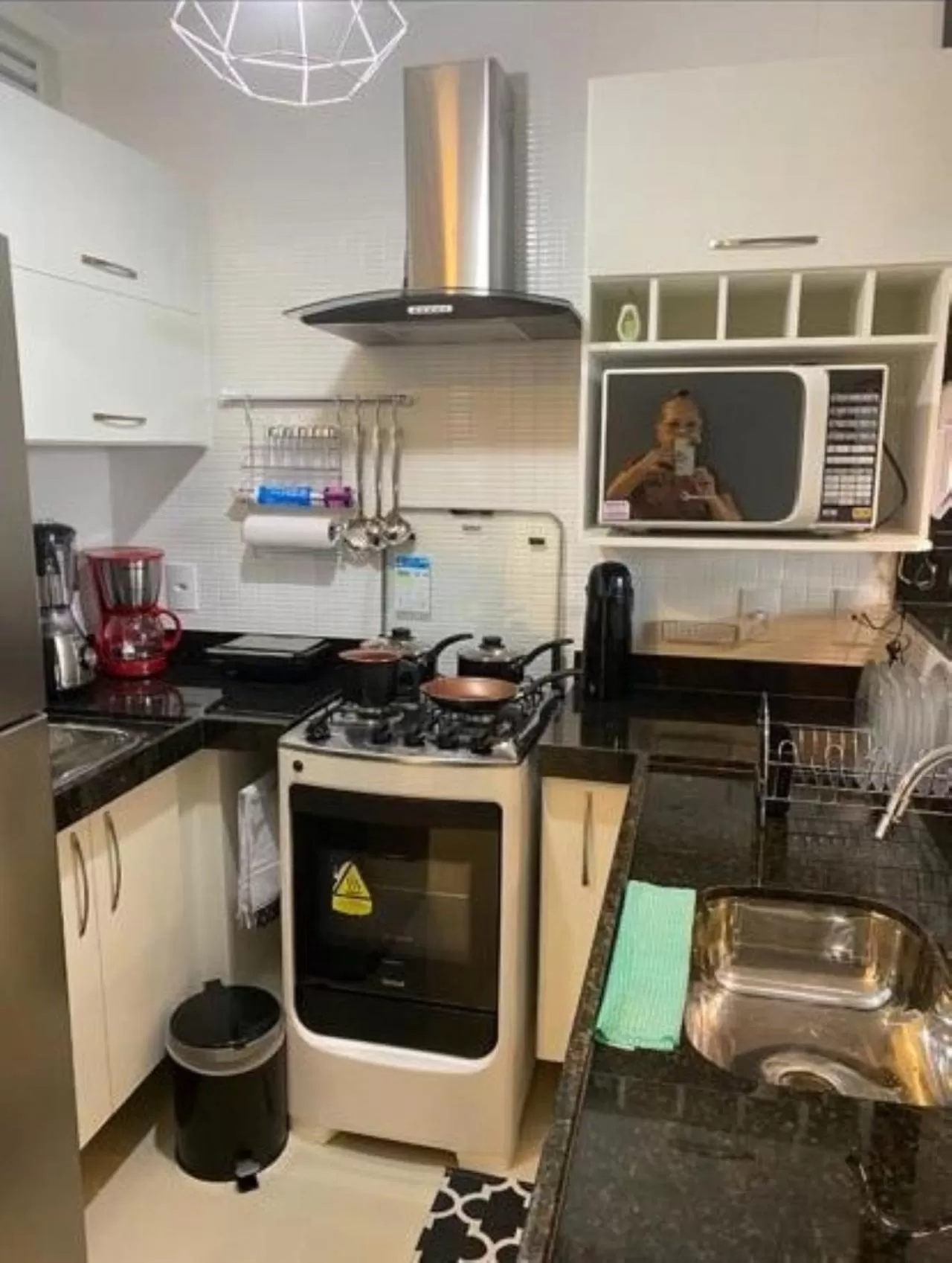 kitchen in Apartamento no Golden Lake - pé na areia, agua de côco e cervejinha