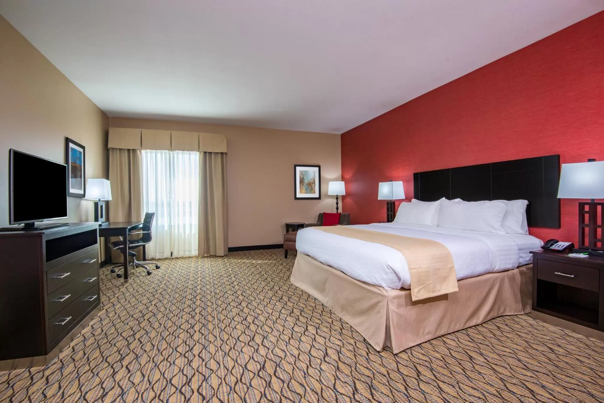 Photo of the whole room, Bed in Holiday Inn Salina by IHG
