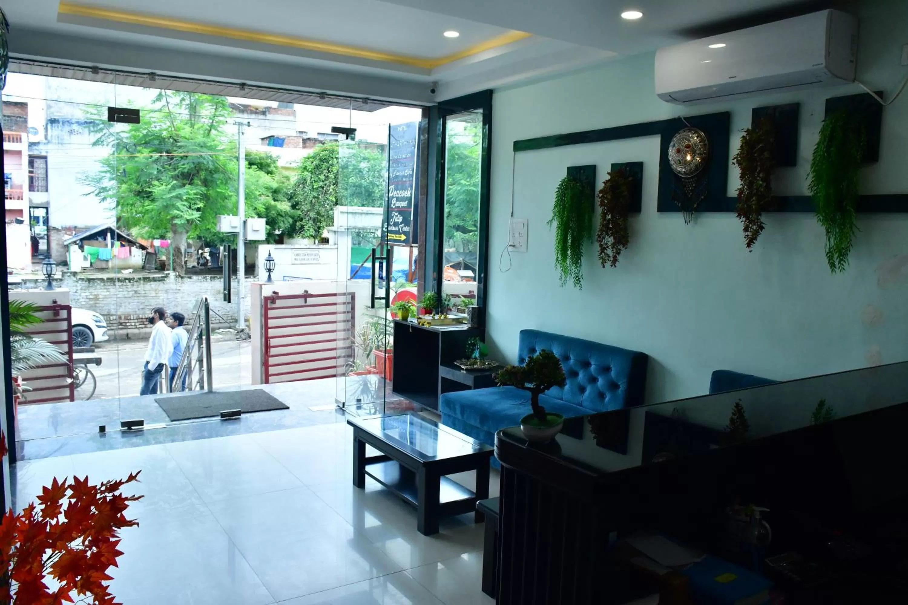 Facade/entrance in Hotel Yatharth Inn