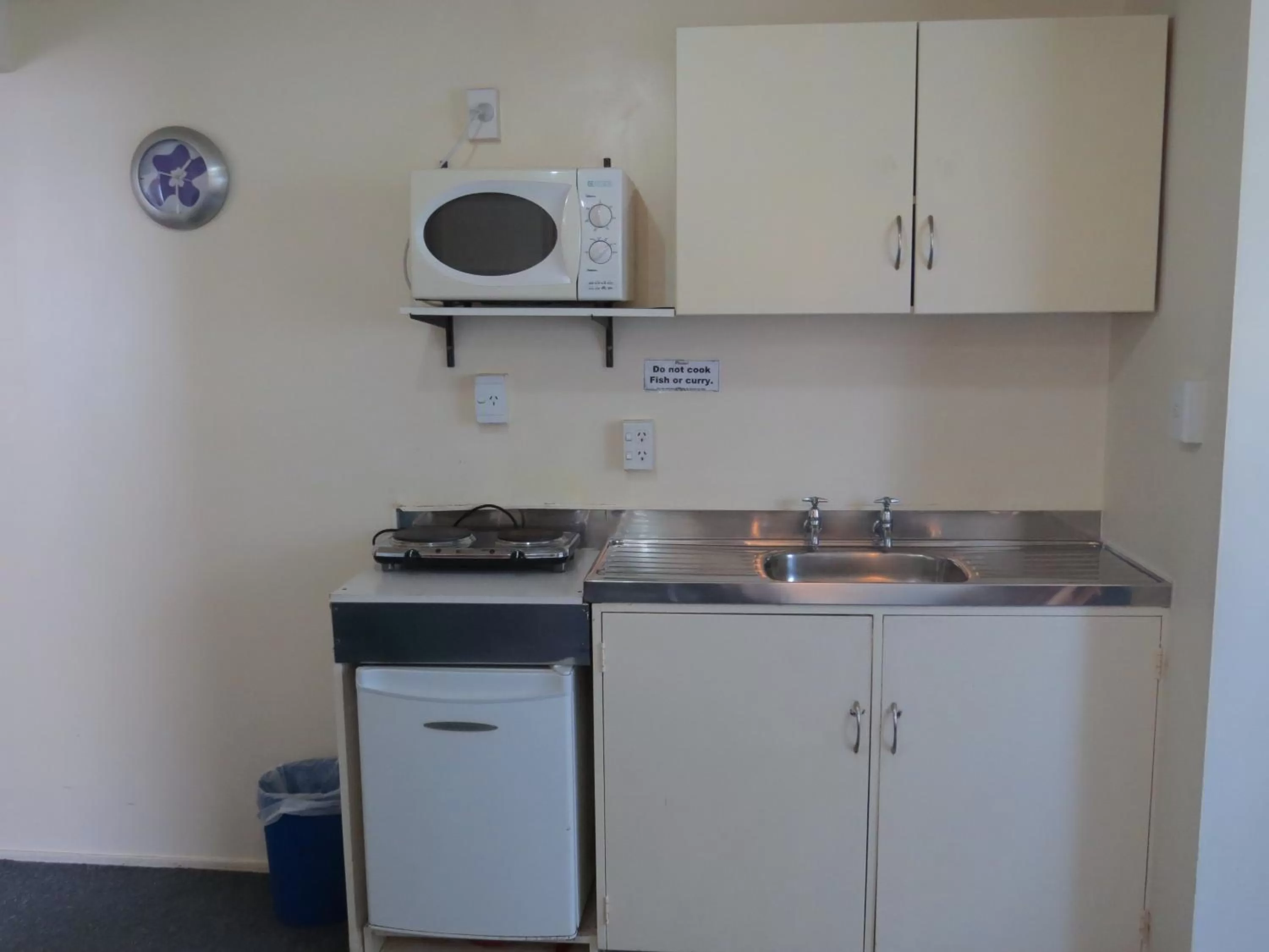 Kitchen or kitchenette in Camellia Court Family Motel
