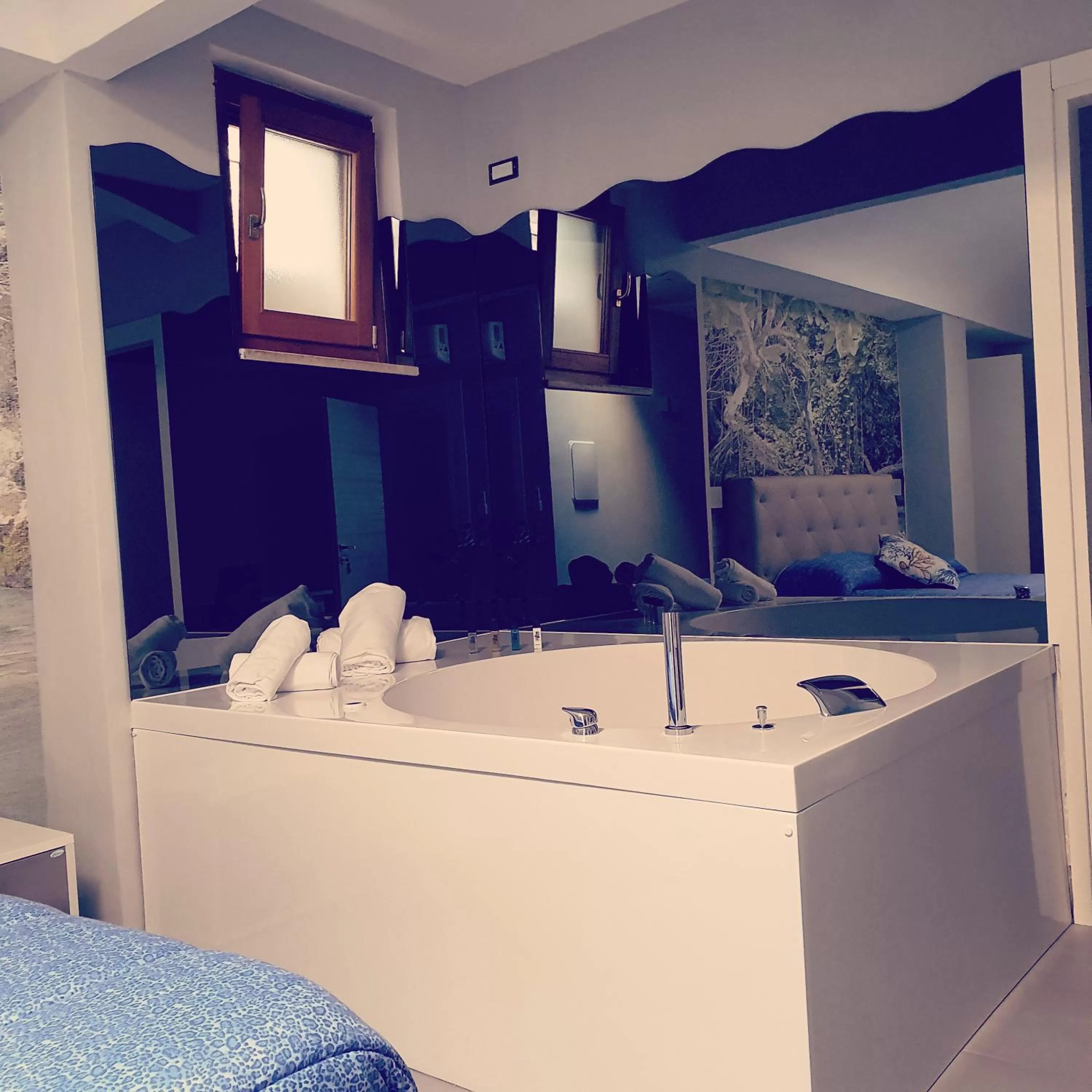 Hot Tub, Bathroom in Clipper Suite