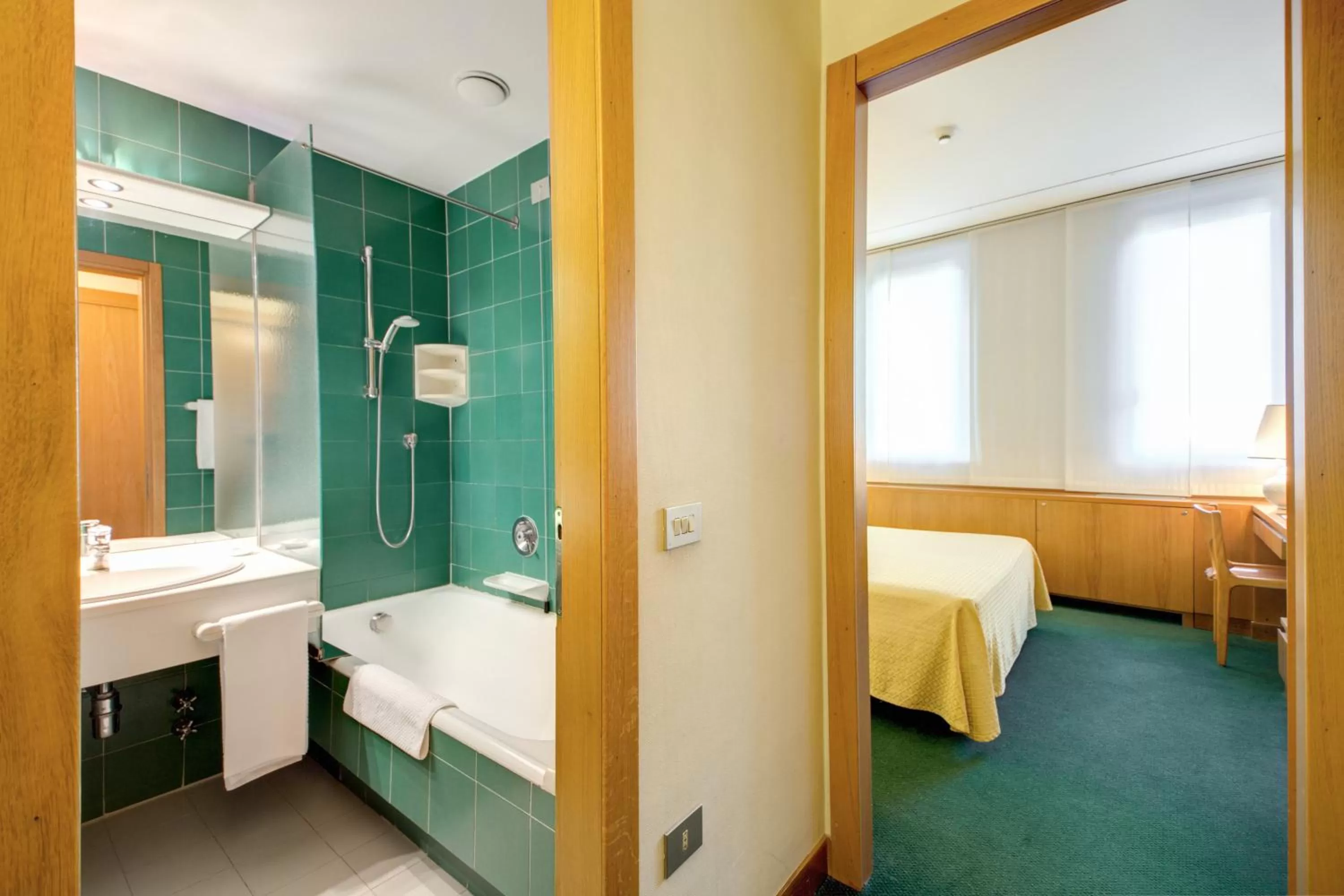 Bathroom, Bed in Hotel Galileo
