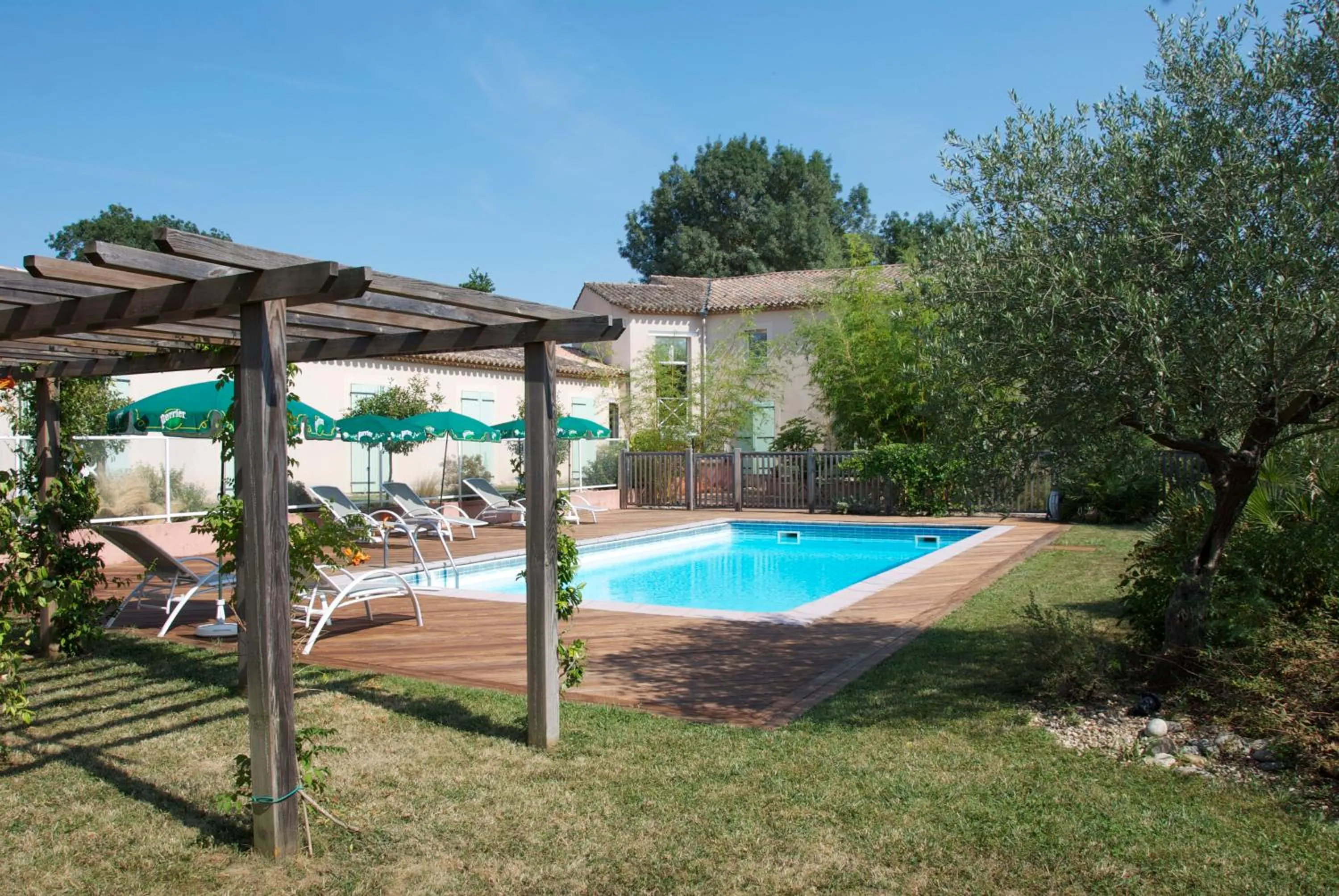 Swimming pool in Hôtel Le Barry, Toulouse Nord