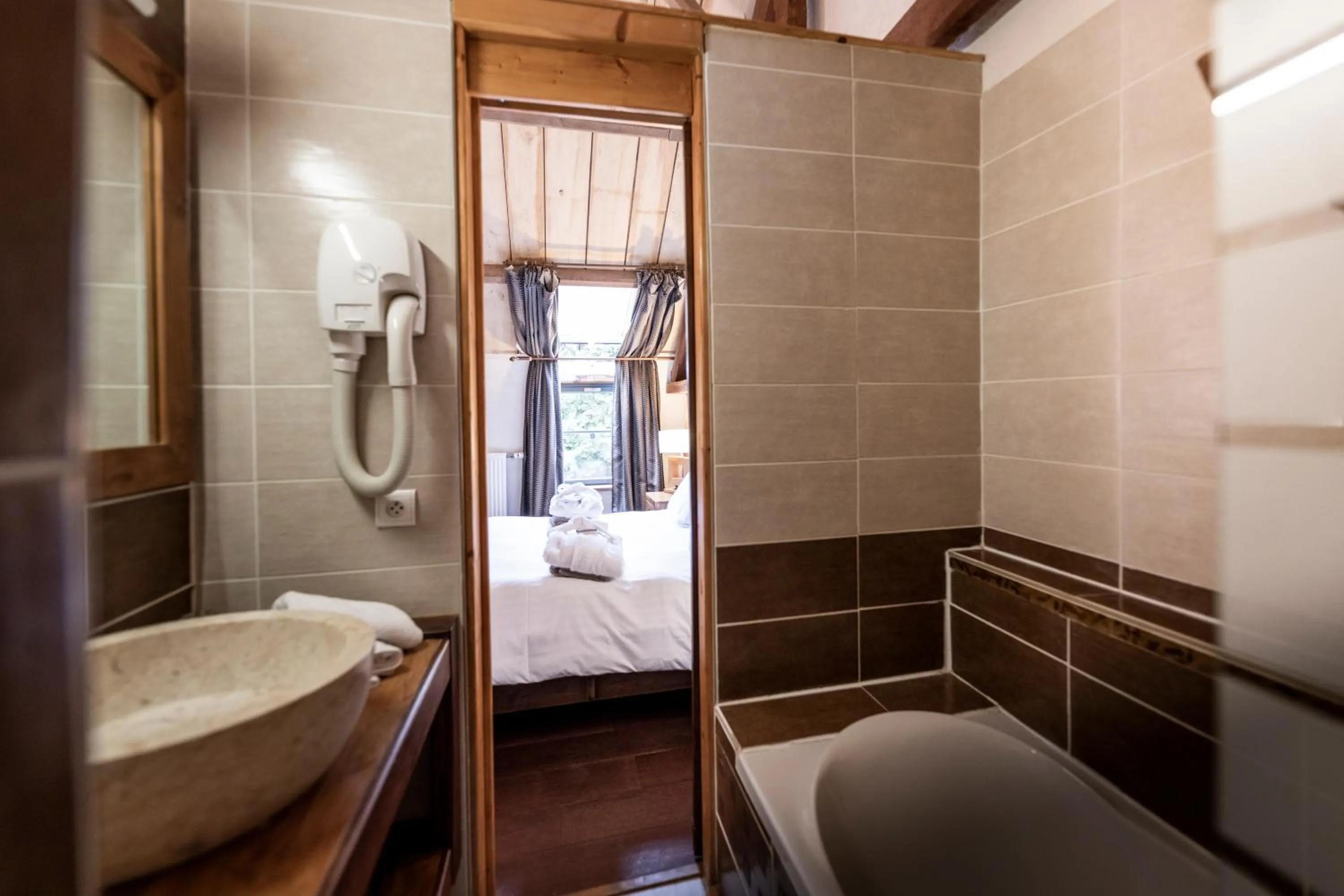 Bathroom, Bed in Manoir des Indes, The Originals Relais