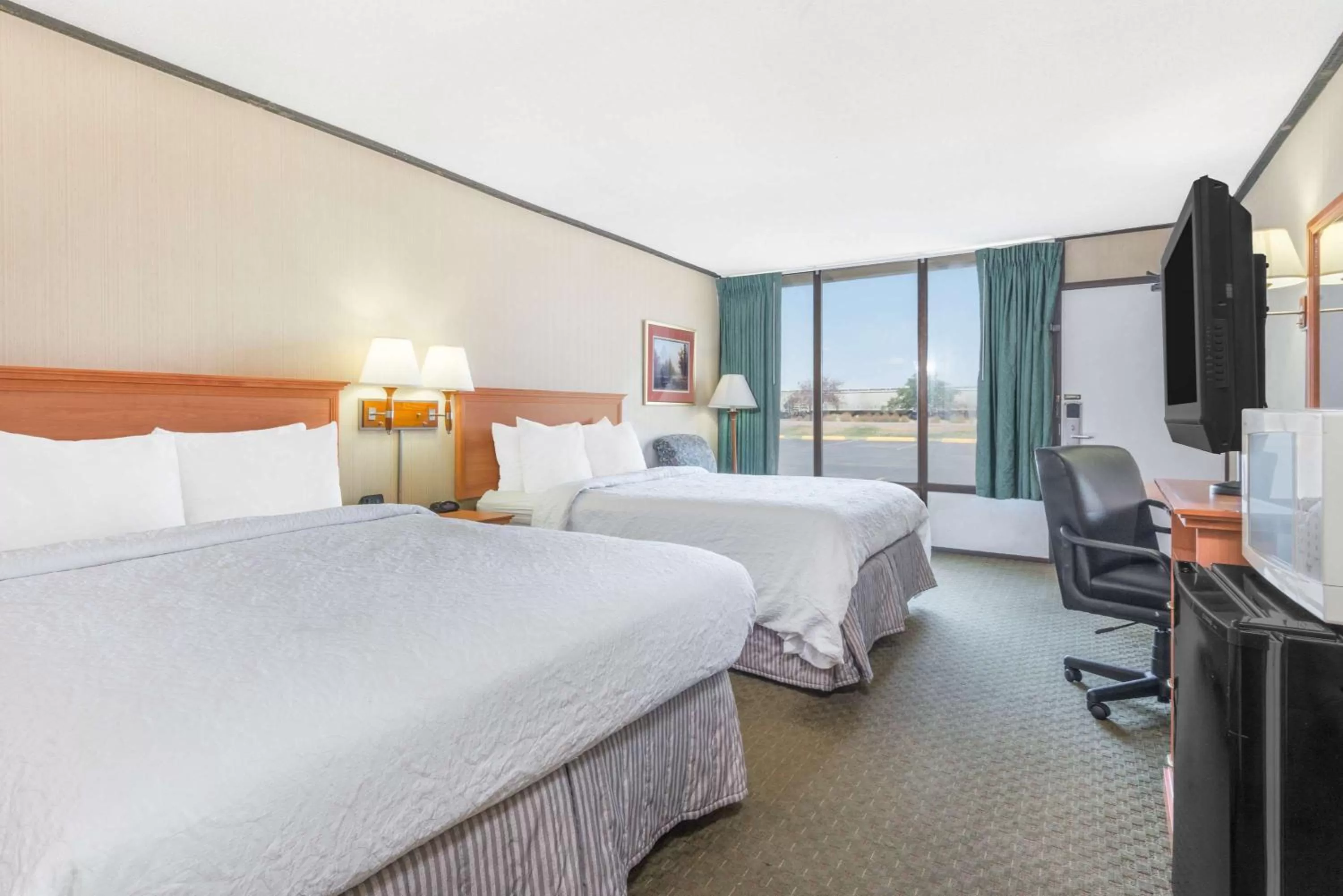 Photo of the whole room in Howard Johnson by Wyndham Gillette