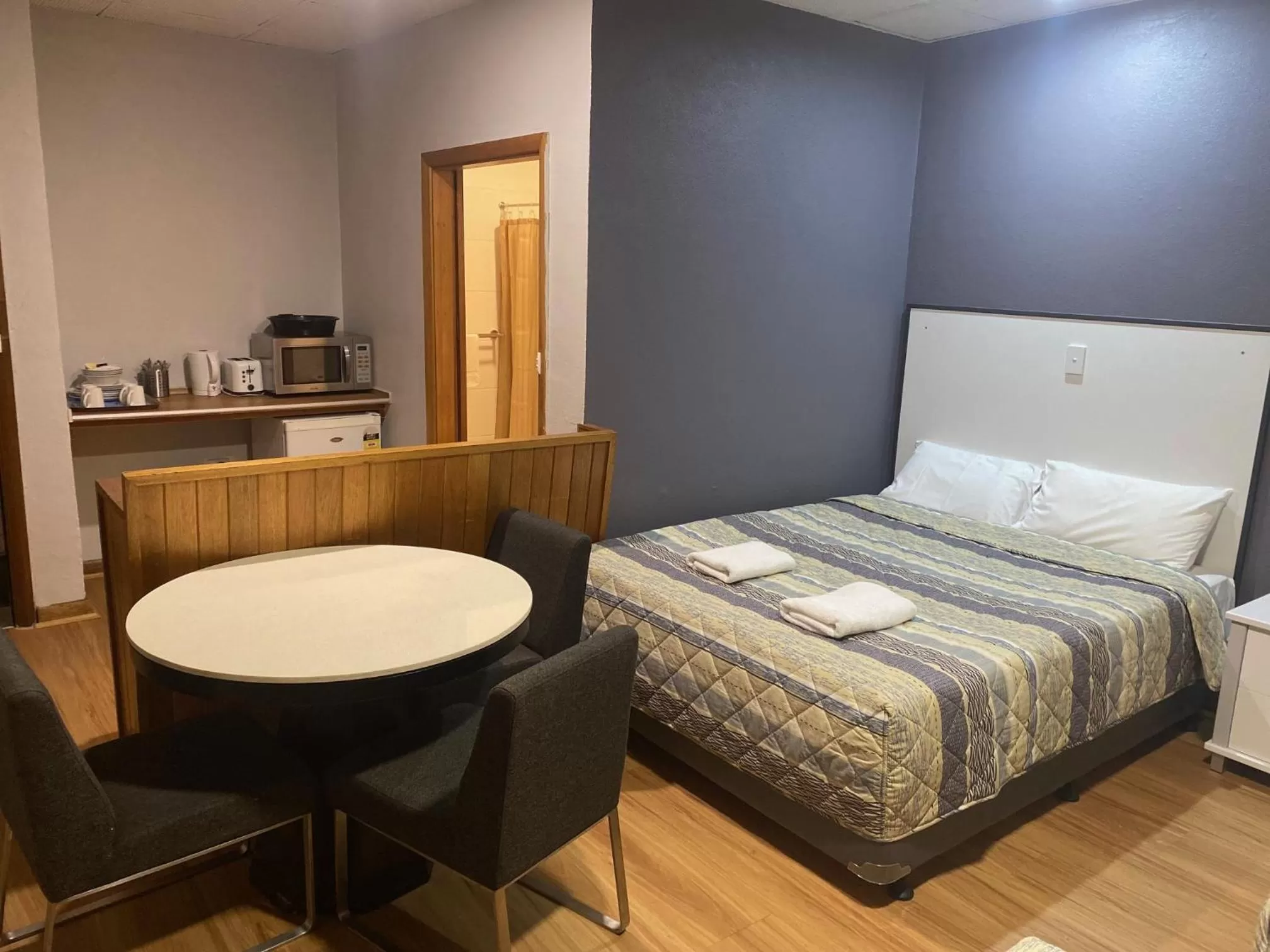 Seating area, Bed in Tollgate Motel