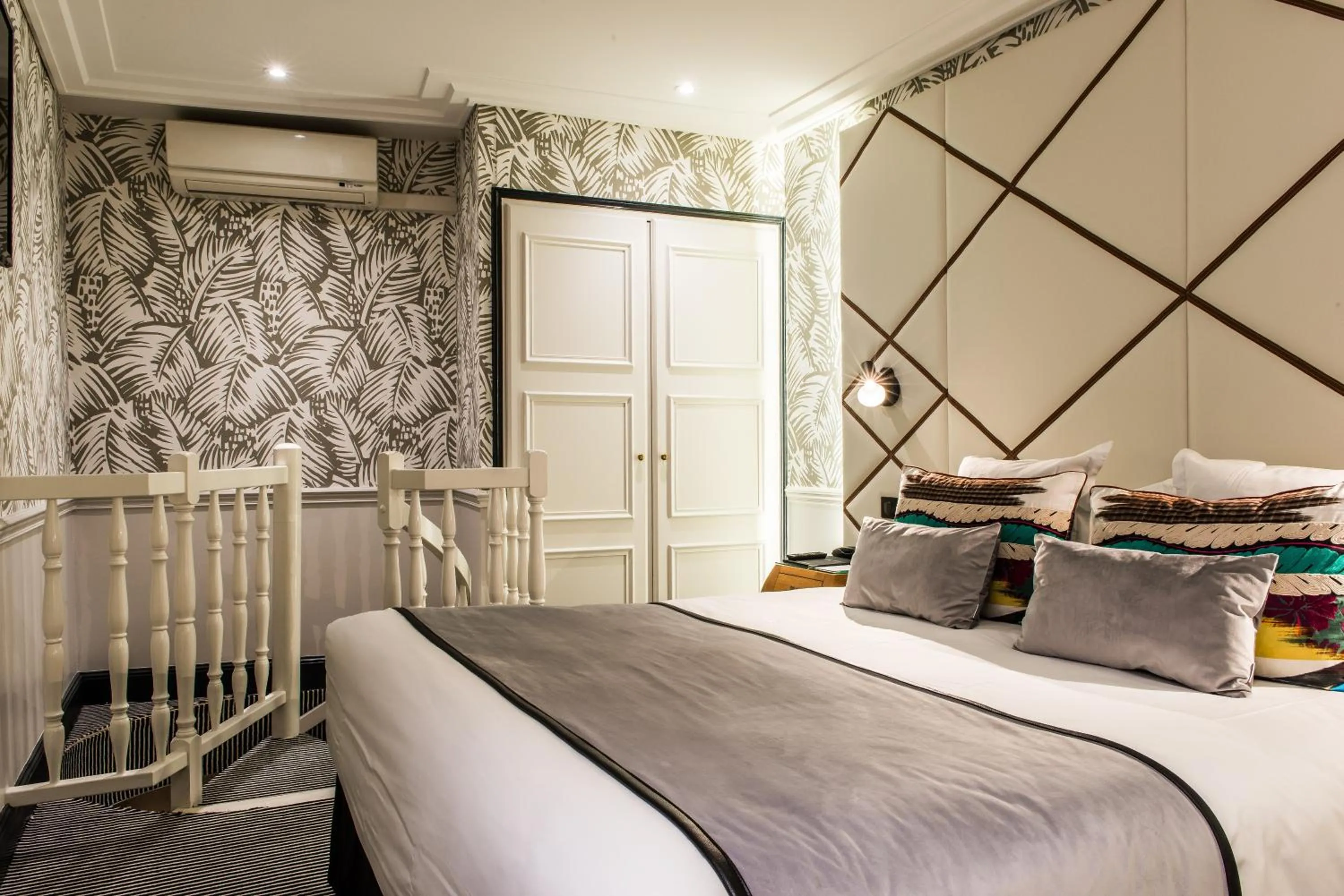 Bedroom, Bed in Hôtel Jardin Le Bréa