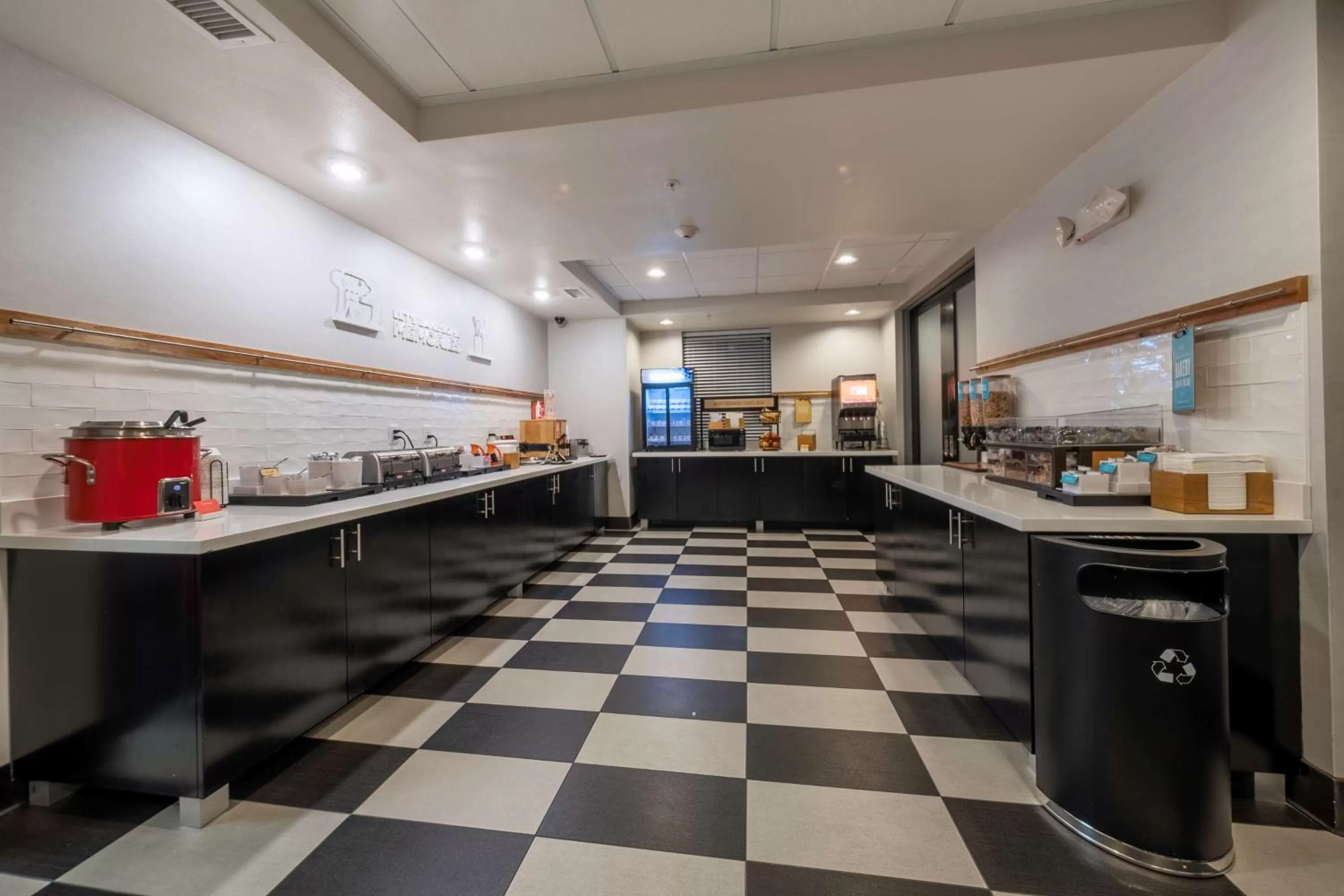 Breakfast in Hampton Inn & Suites DuPont