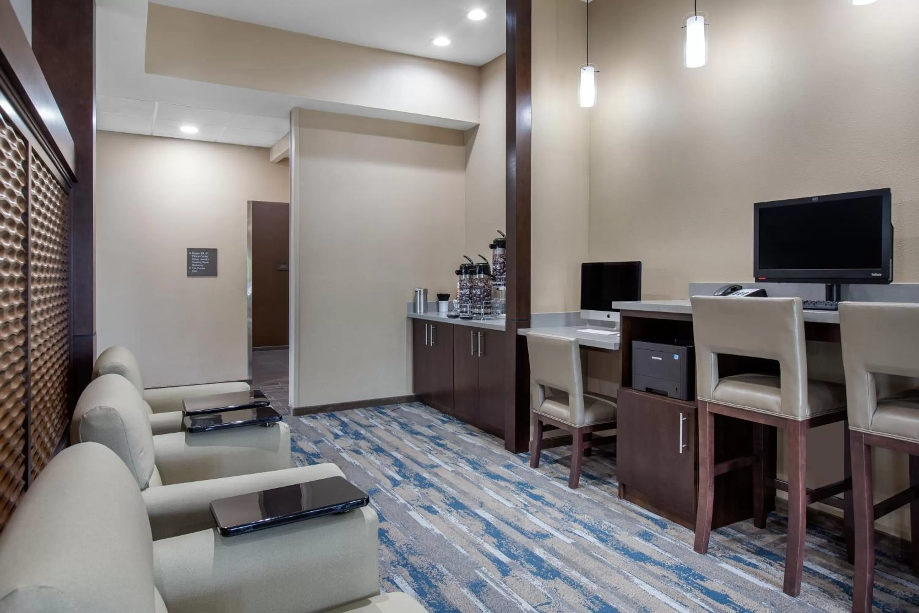 Seating area in Comfort Suites - South Austin