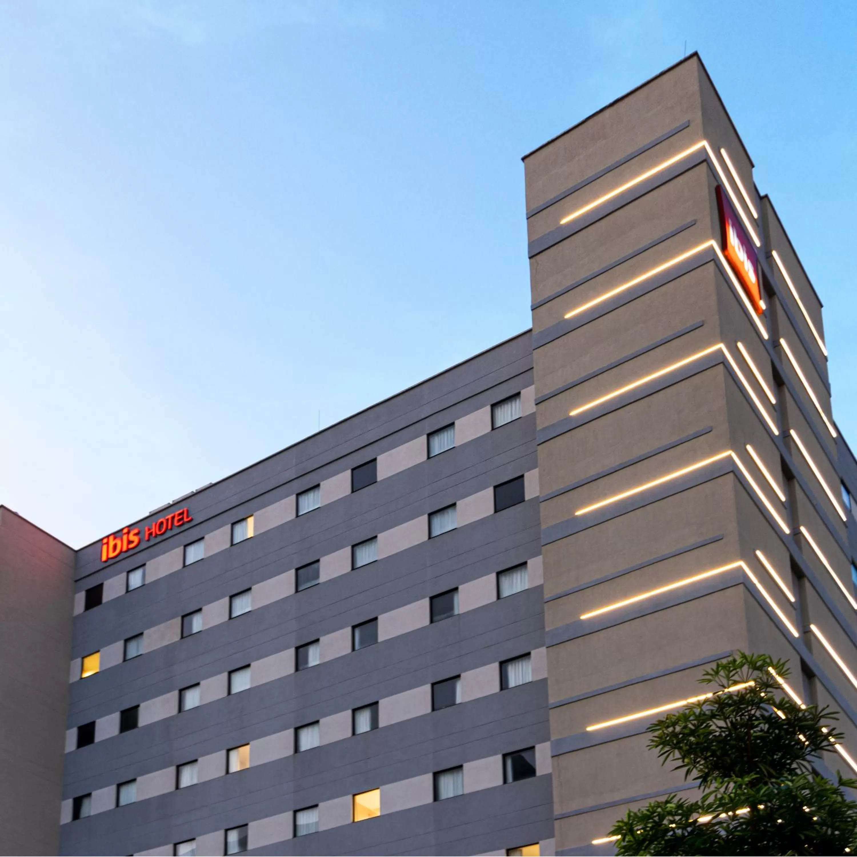 Property building in ibis Barranquilla