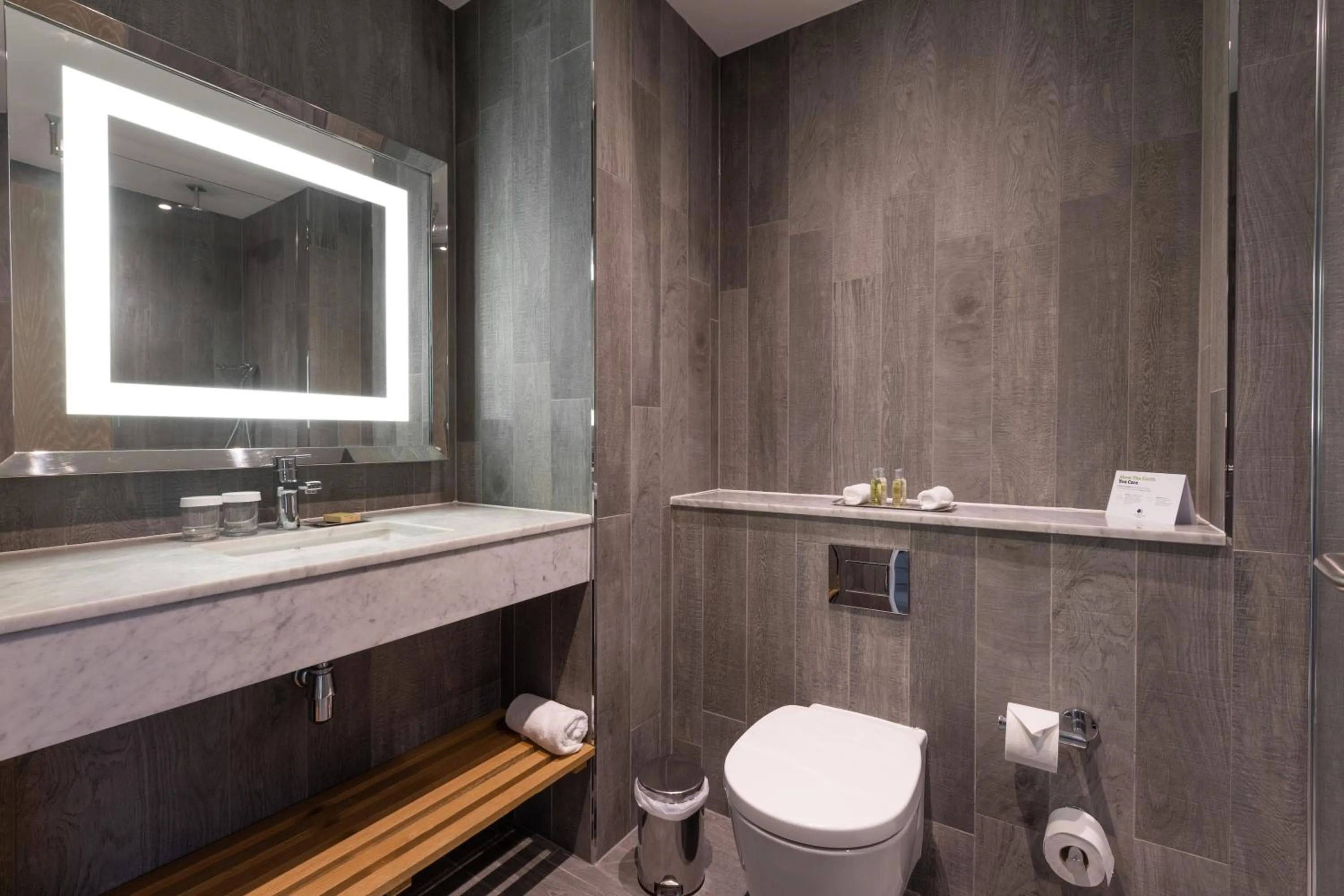 Bathroom in DoubleTree by Hilton Edinburgh - Queensferry Crossing