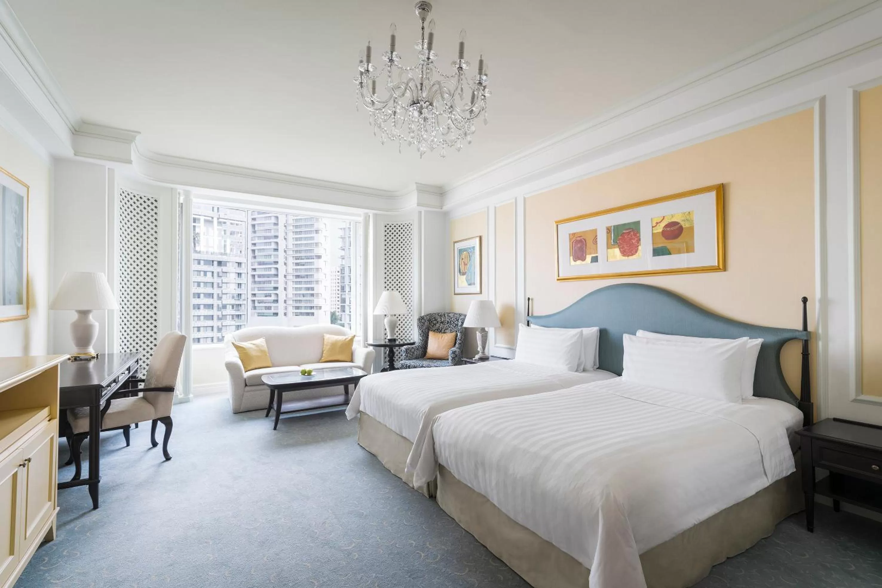 Bed in Shangri-La Singapore