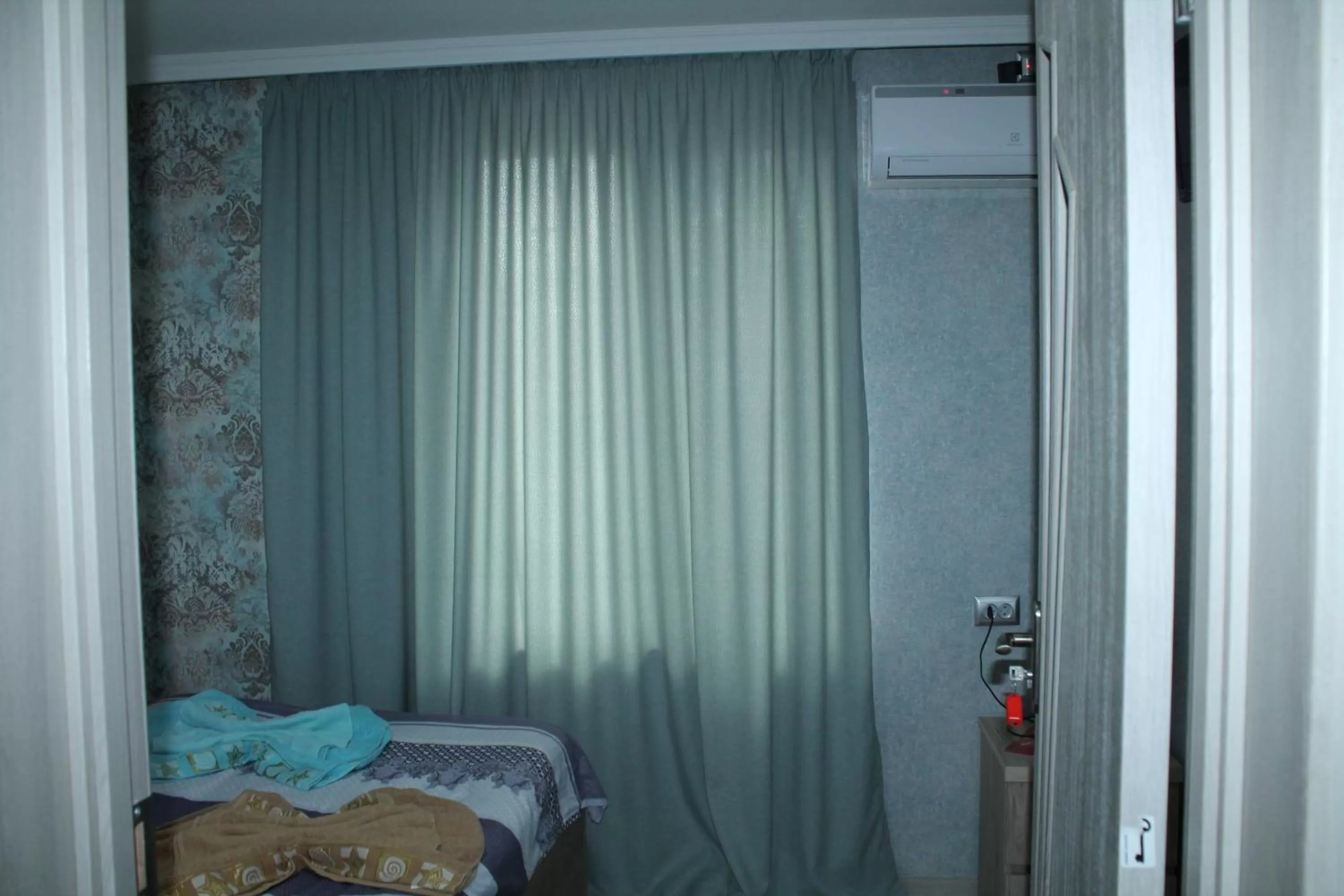 Photo of the whole room, Bed in Golden Way