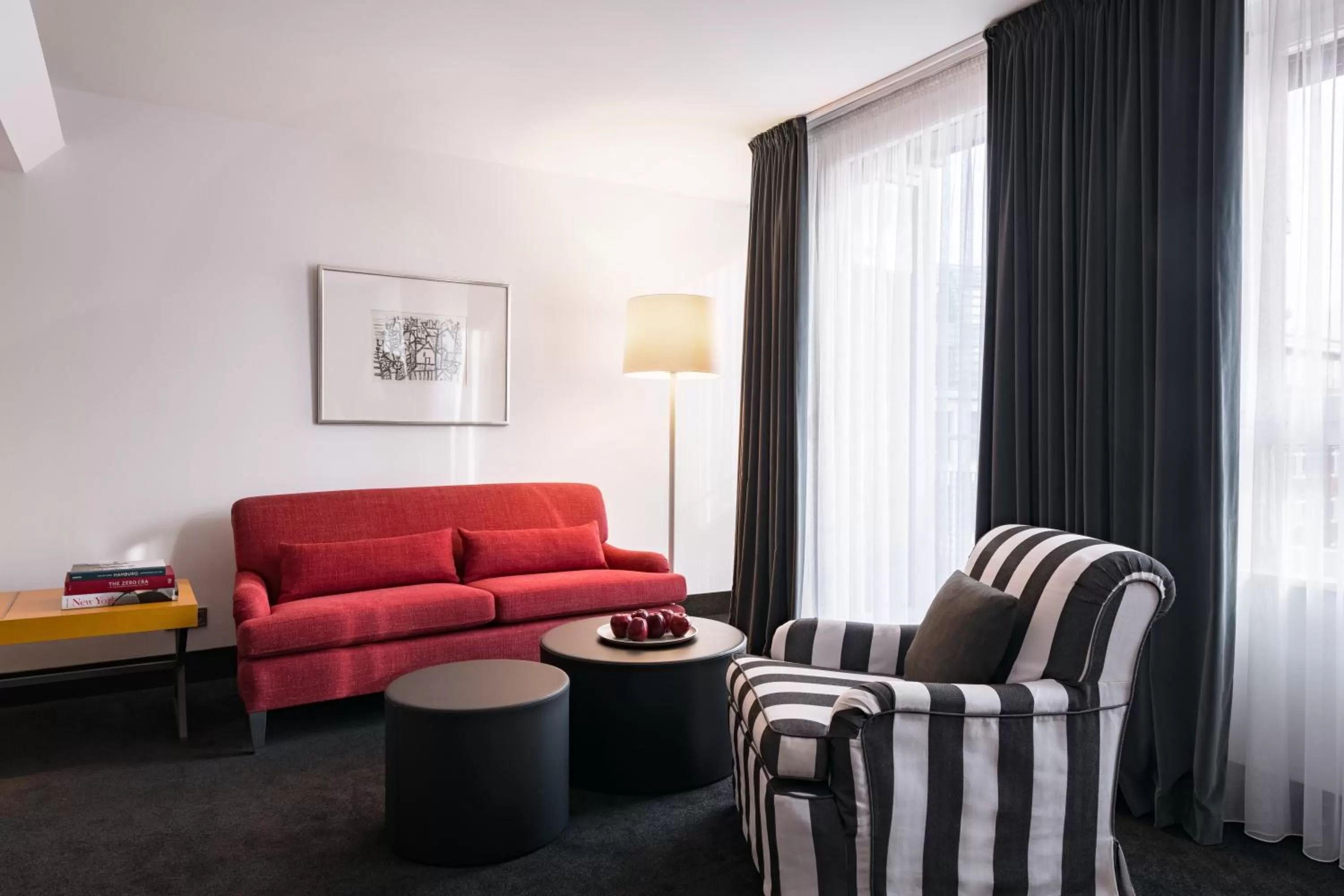 Living room in THE MADISON Hotel Hamburg