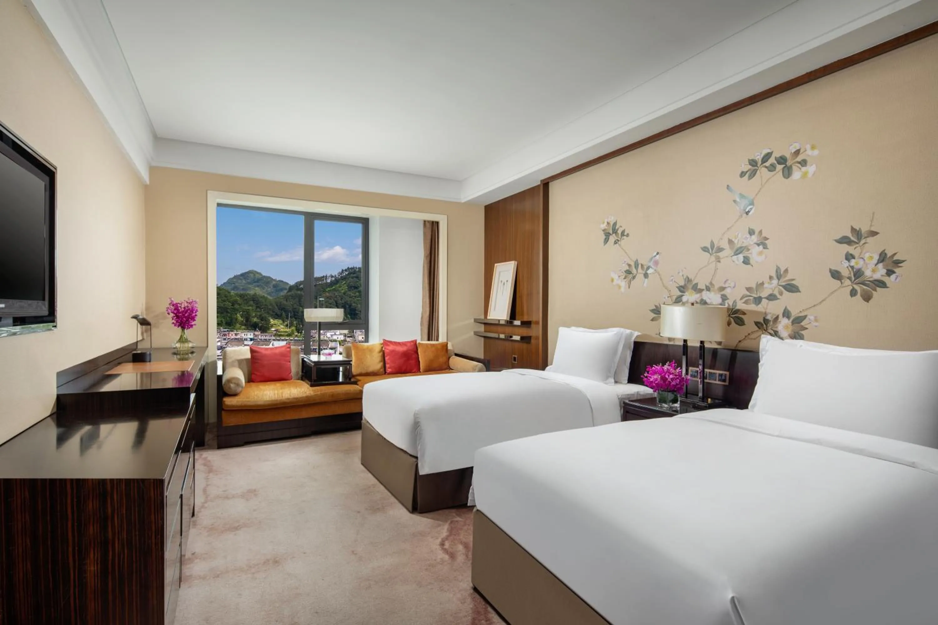 Photo of the whole room, Bed in Crowne Plaza Huangshan Yucheng by IHG