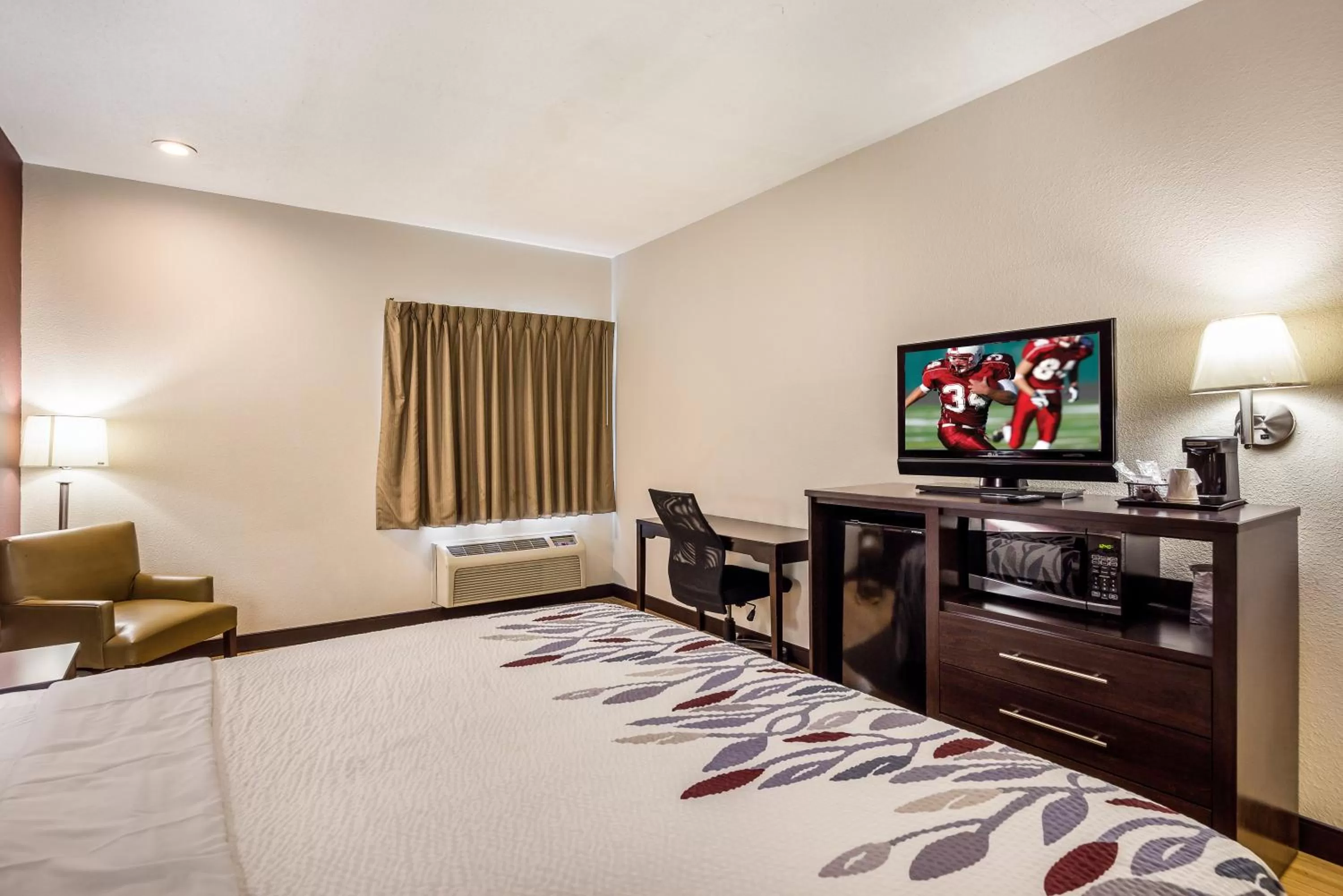 Bedroom, Bed in Red Roof Inn St Louis - Troy, IL