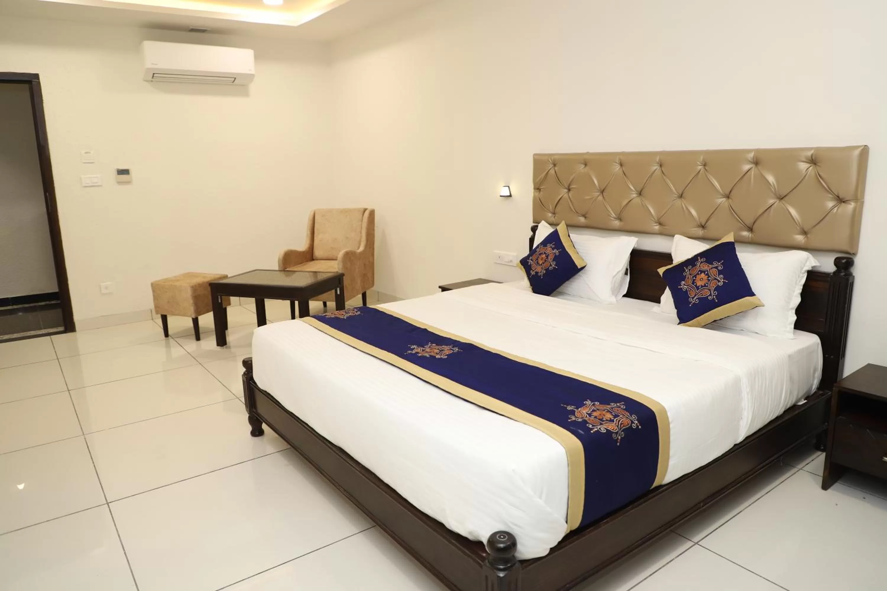 Bedroom, Bed in Clover Inn