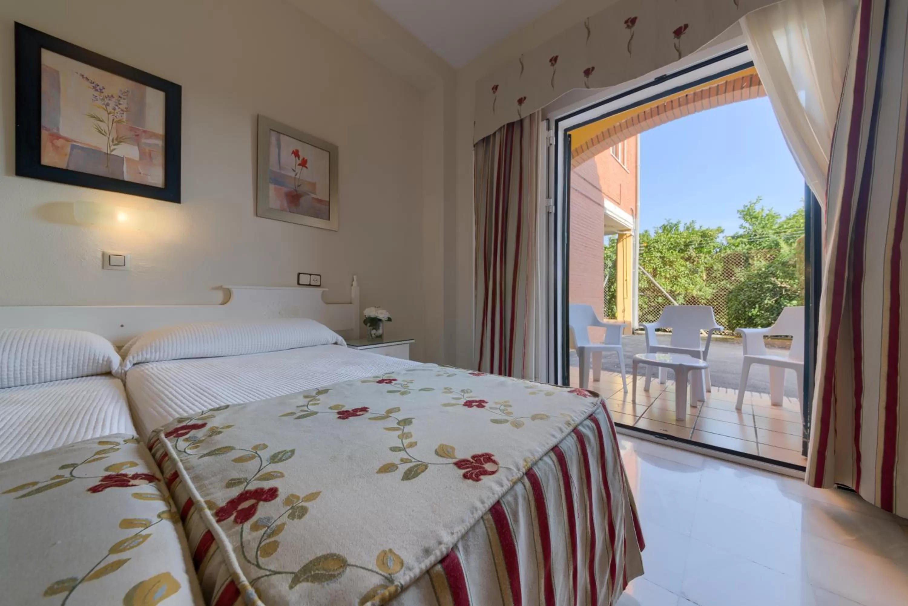 Photo of the whole room, Bed in Hotel Torre De Los Guzmanes