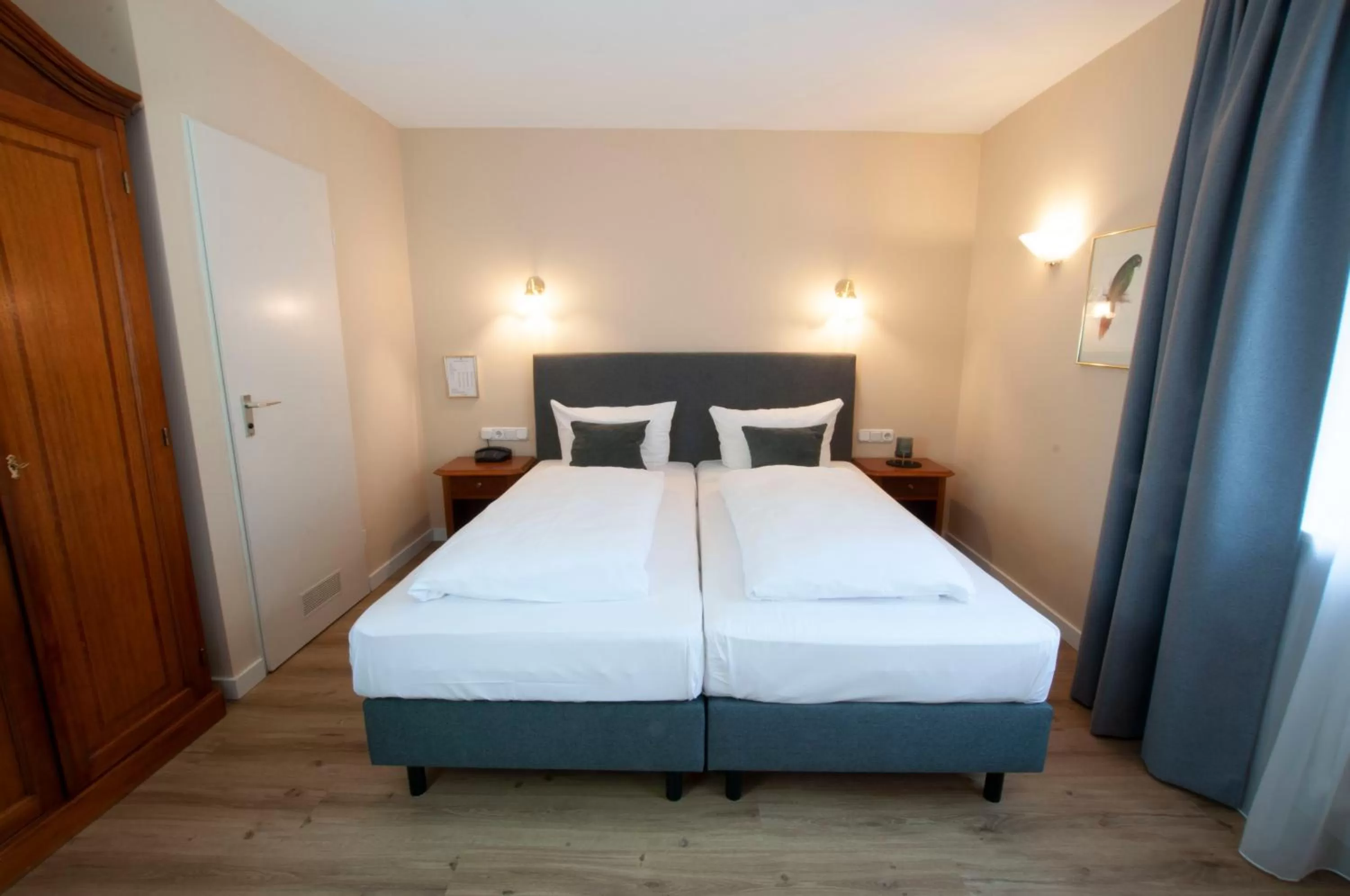 Photo of the whole room, Bed in Hotel Altmünchen by Blattl