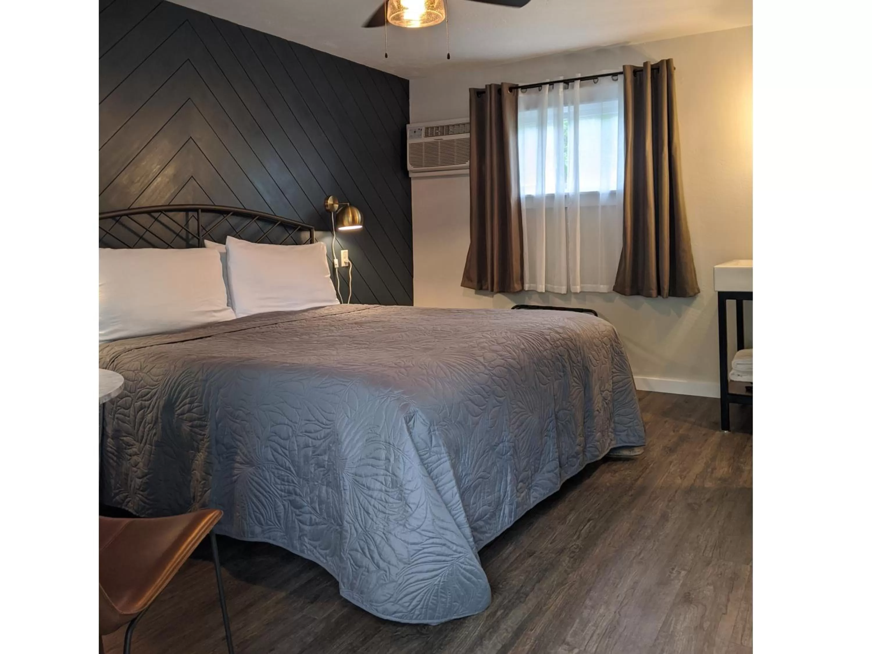 Bed in Cedar Court Inn