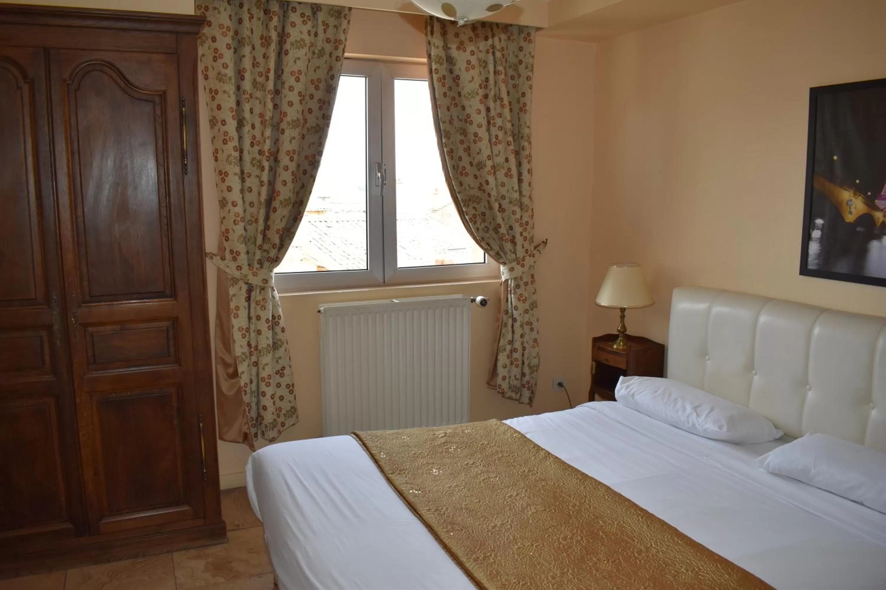 Bed in Hôtel Le Sauvage