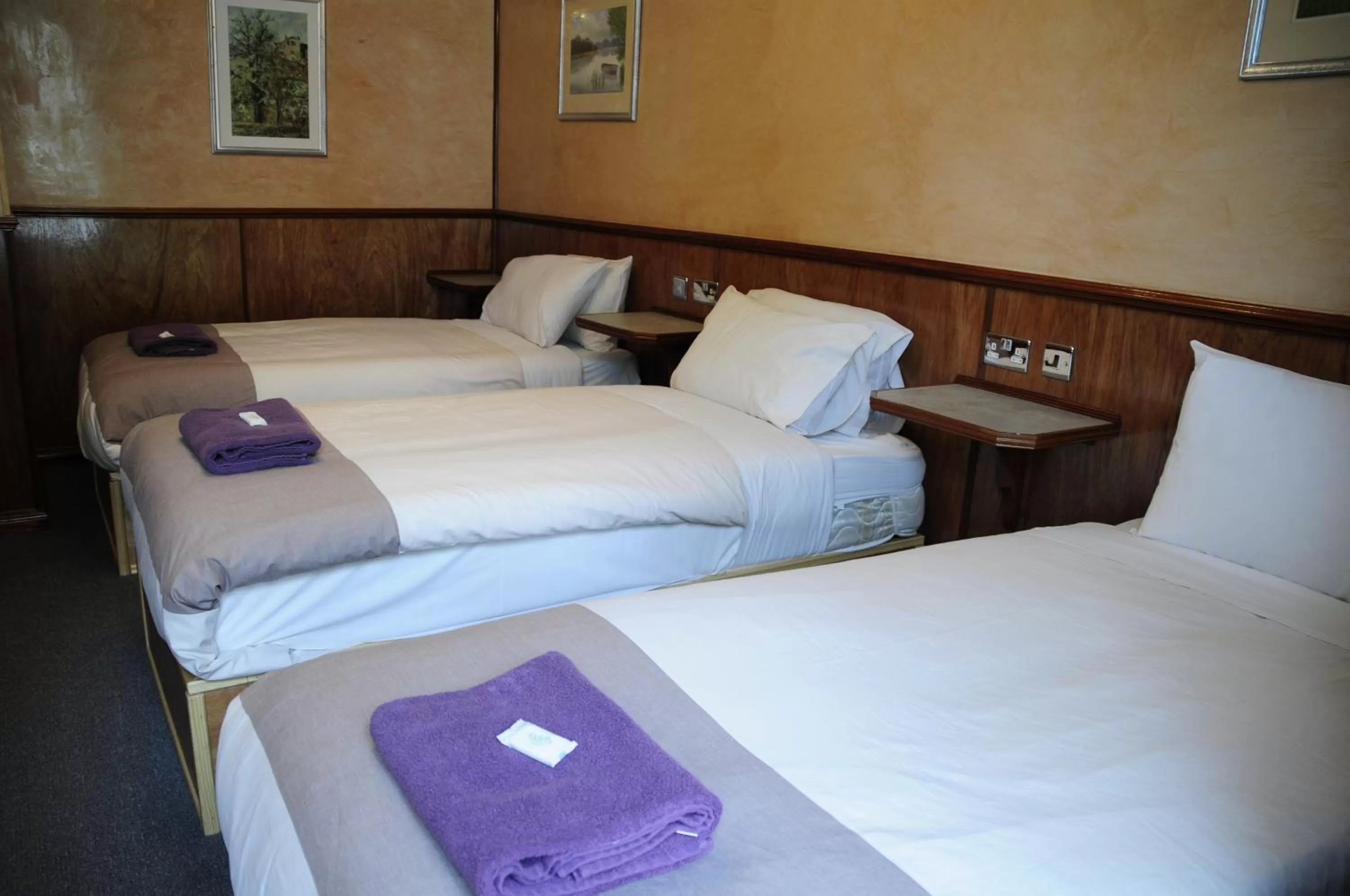 Bed in Cricklewood Lodge Hotel