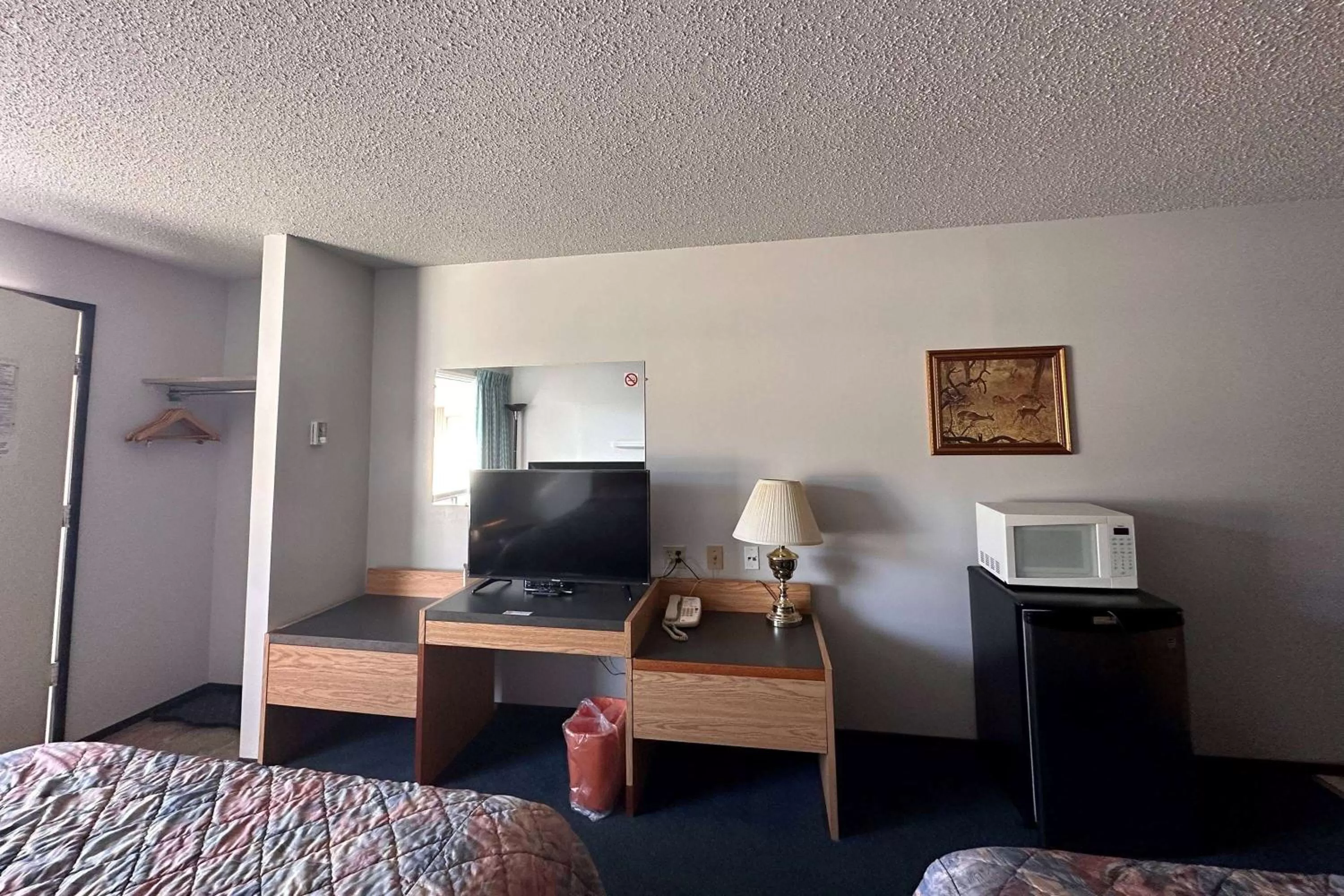 Photo of the whole room, Bed in Howard Johnson by Wyndham Edson