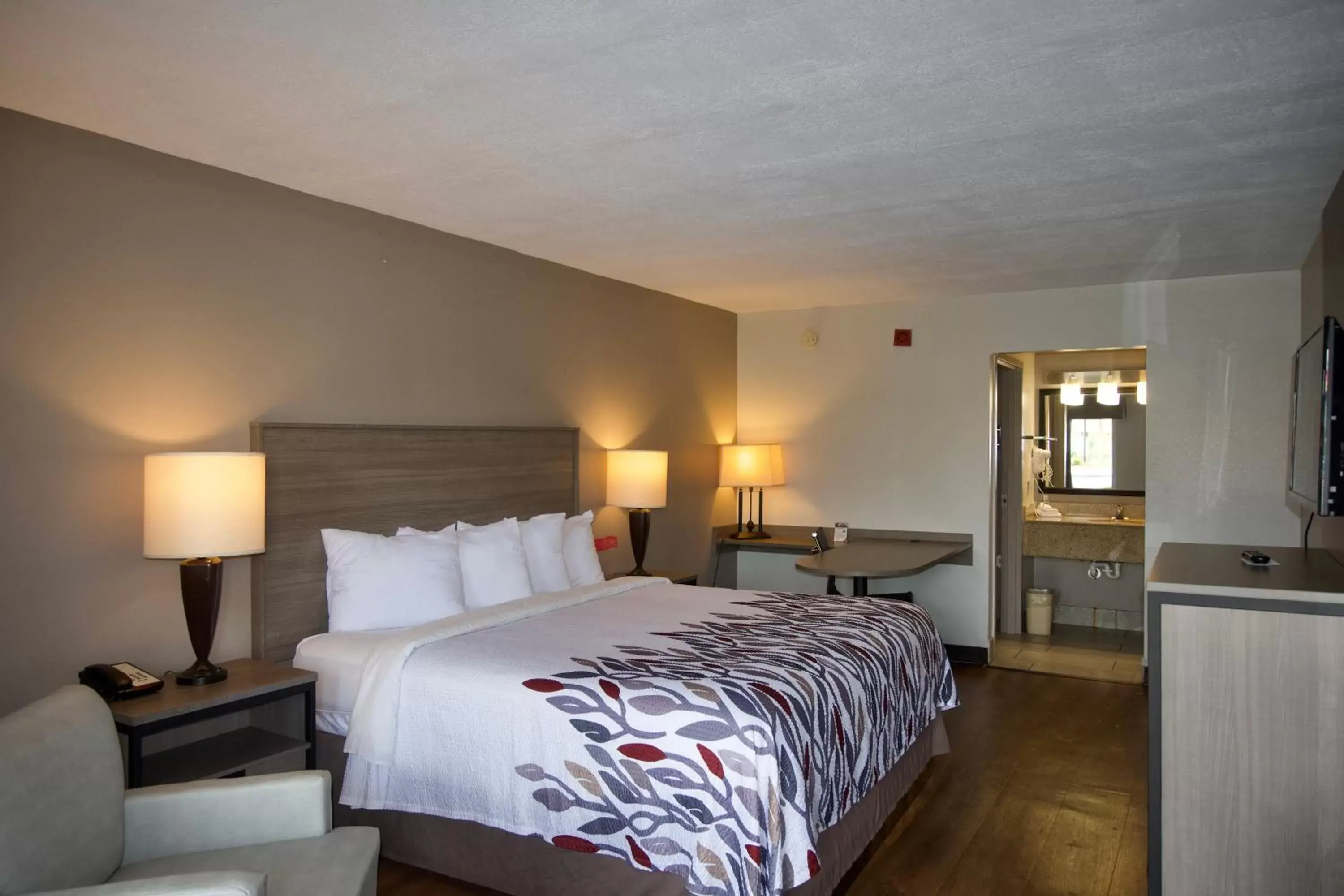 Superior King Room Non-Smoking in Red Roof Inn Savannah North I-95 - Port Wentworth Superior King Room Non-Smoking in Red Roof Inn Savannah North I-95 - Port Wentworth