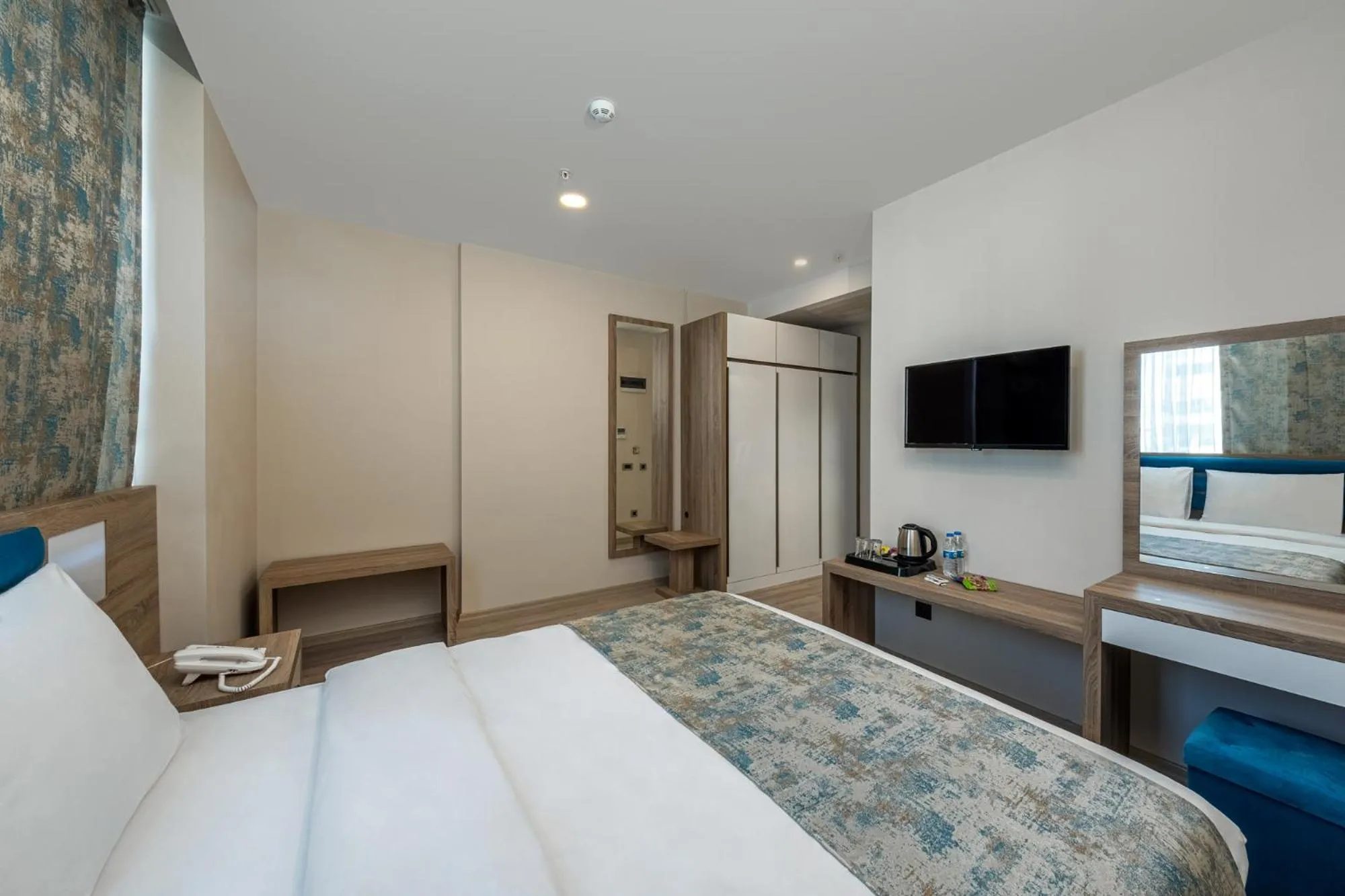 TV and multimedia, Bed in Anelli Hotel