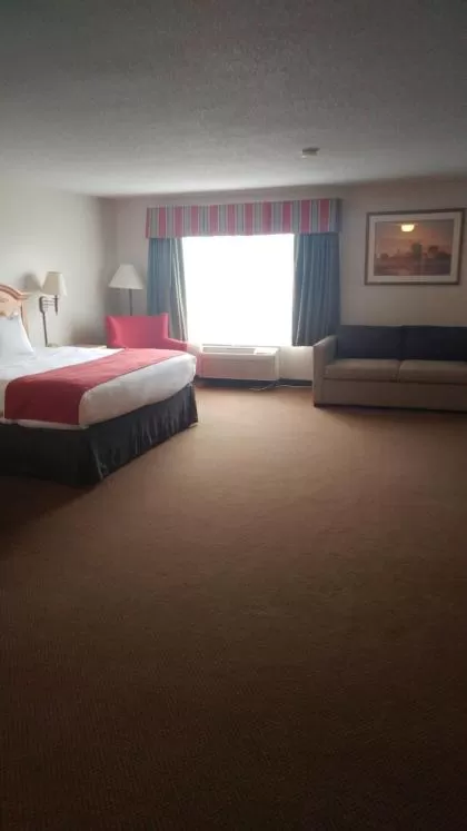 Bedroom, Bed in Country Inn & Suites by Radisson, Waterloo, IA
