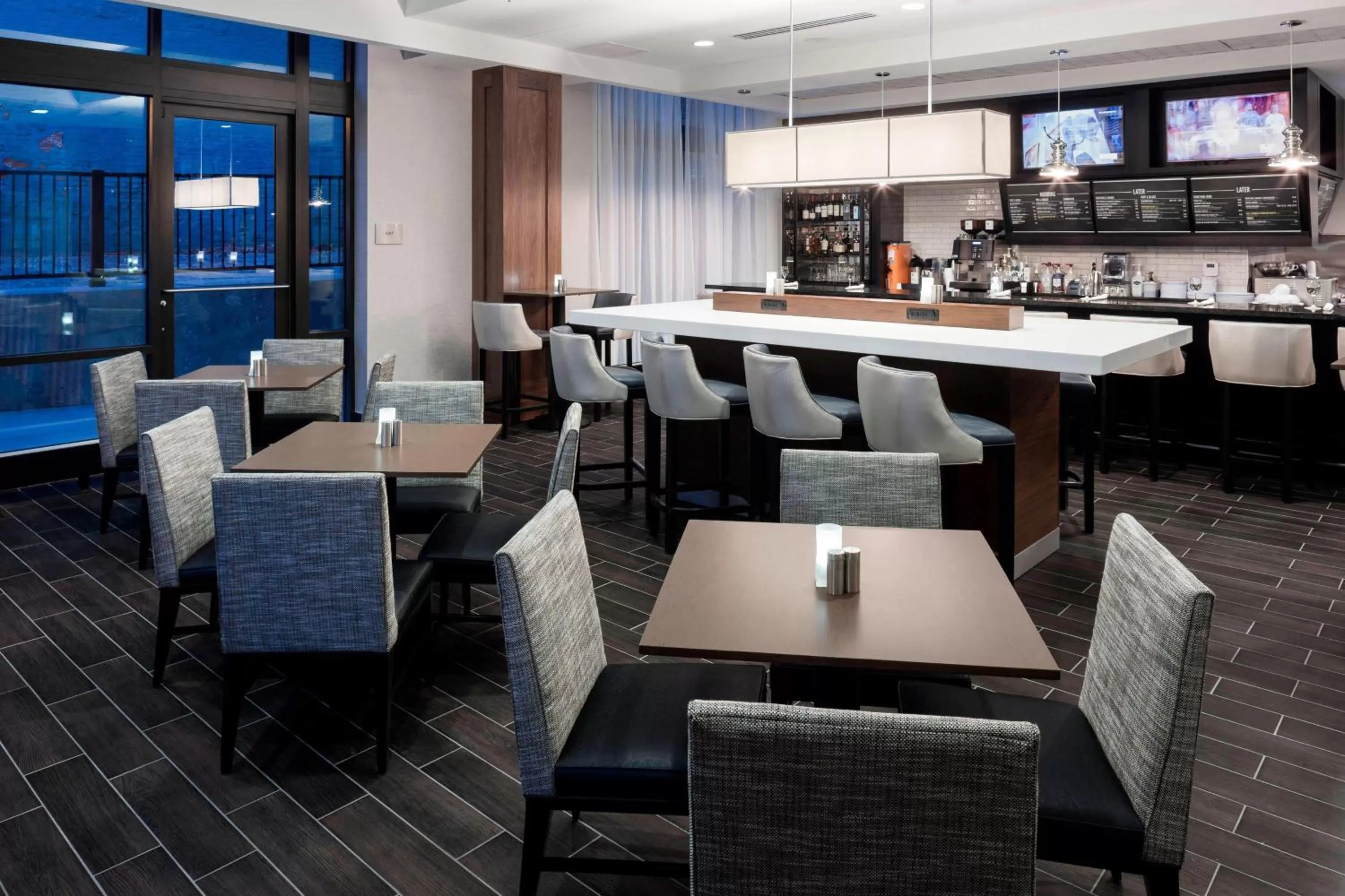 Restaurant/places to eat in Courtyard by Marriott Richmond Downtown