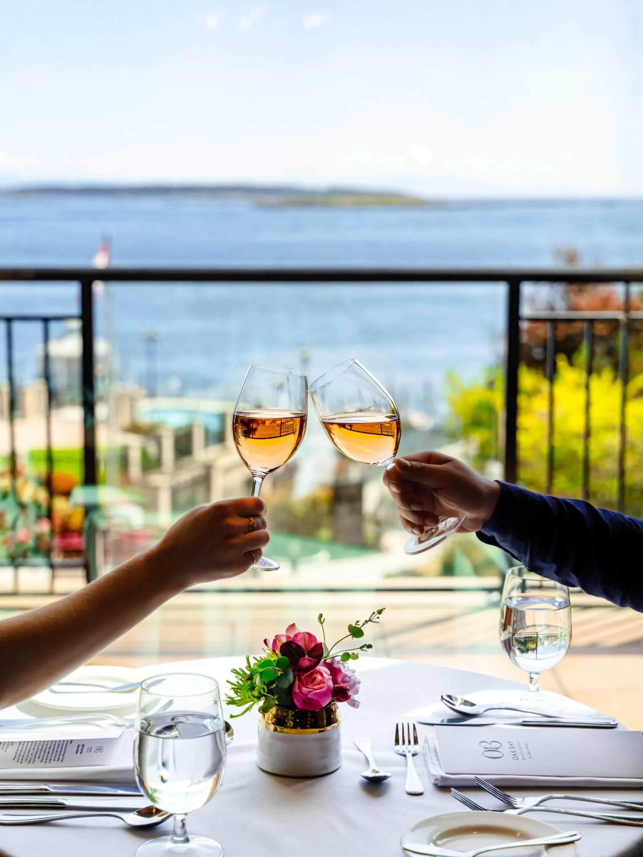 Restaurant/places to eat in Oak Bay Beach Hotel