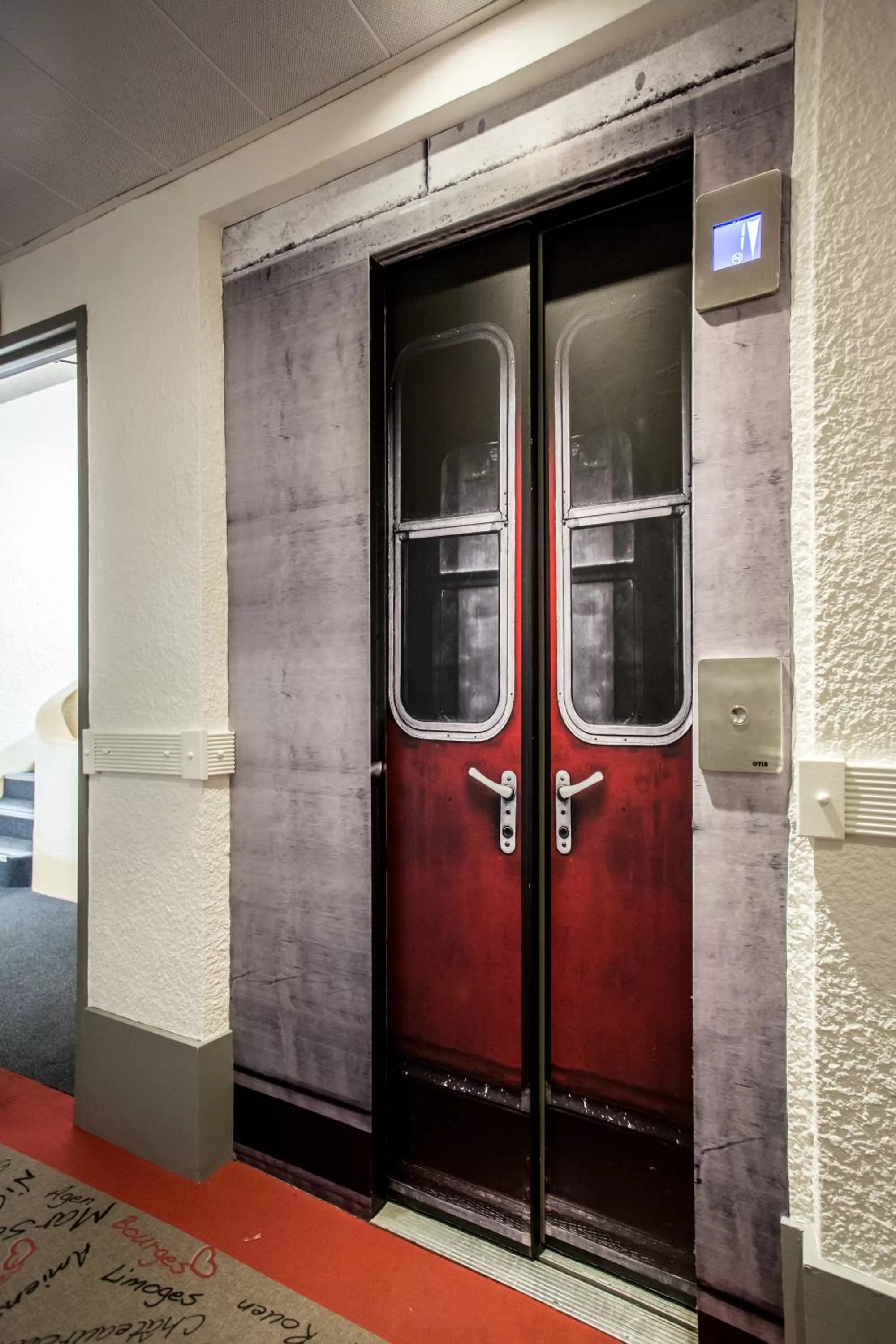 Decorative detail in Hôtel The Originals City Le Berry - proche centre-ville - Gare - parking - recharge véhicule