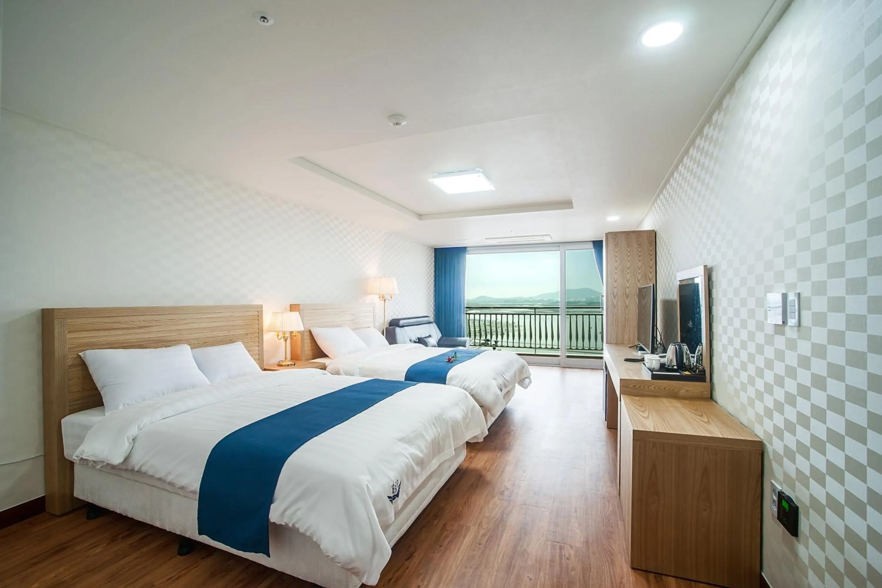 Balcony/Terrace, Bed in Breeze Bay Hotel