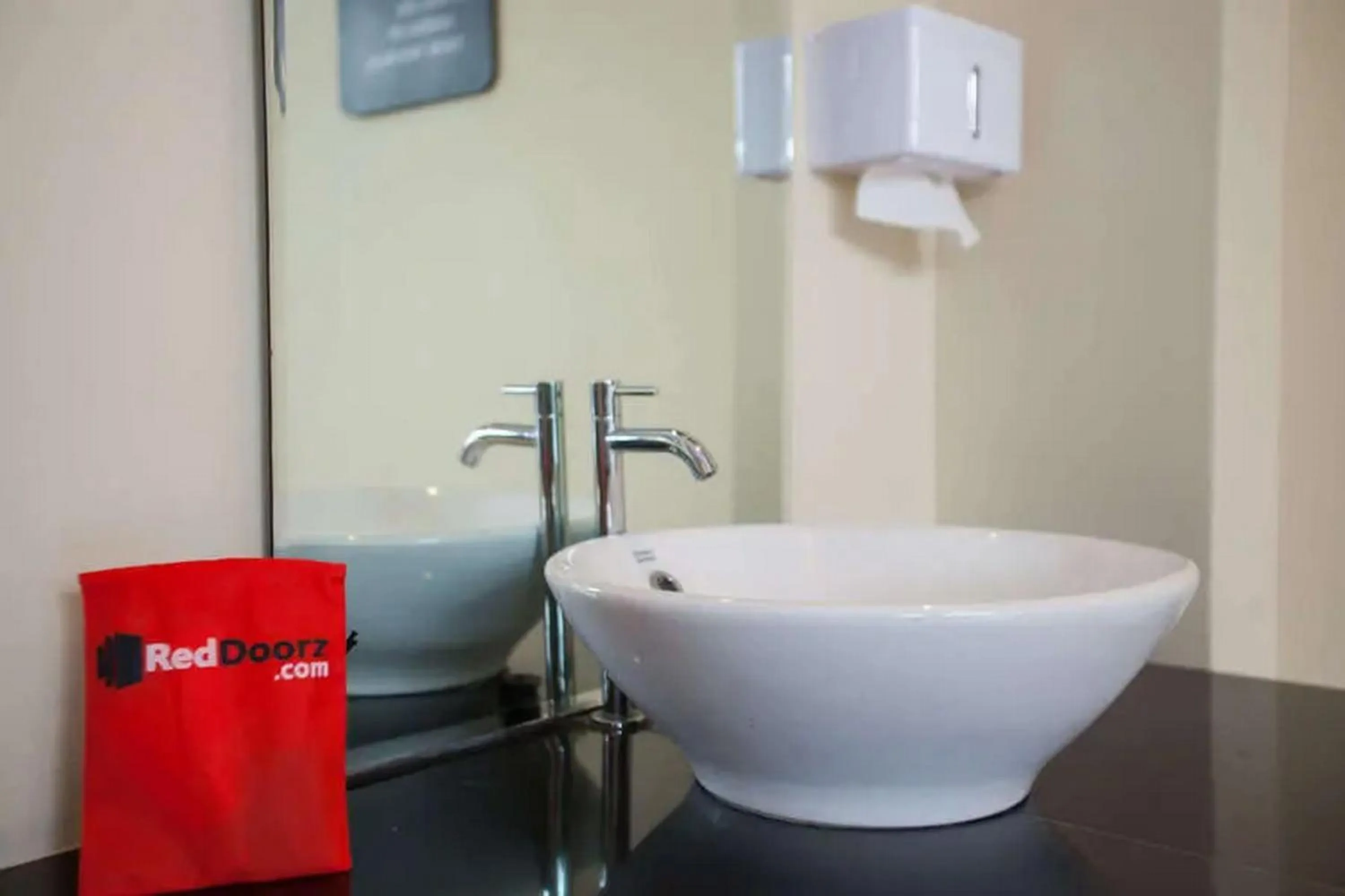 Bathroom in RedDoorz Premium @ Jalan Cengkeh Malang