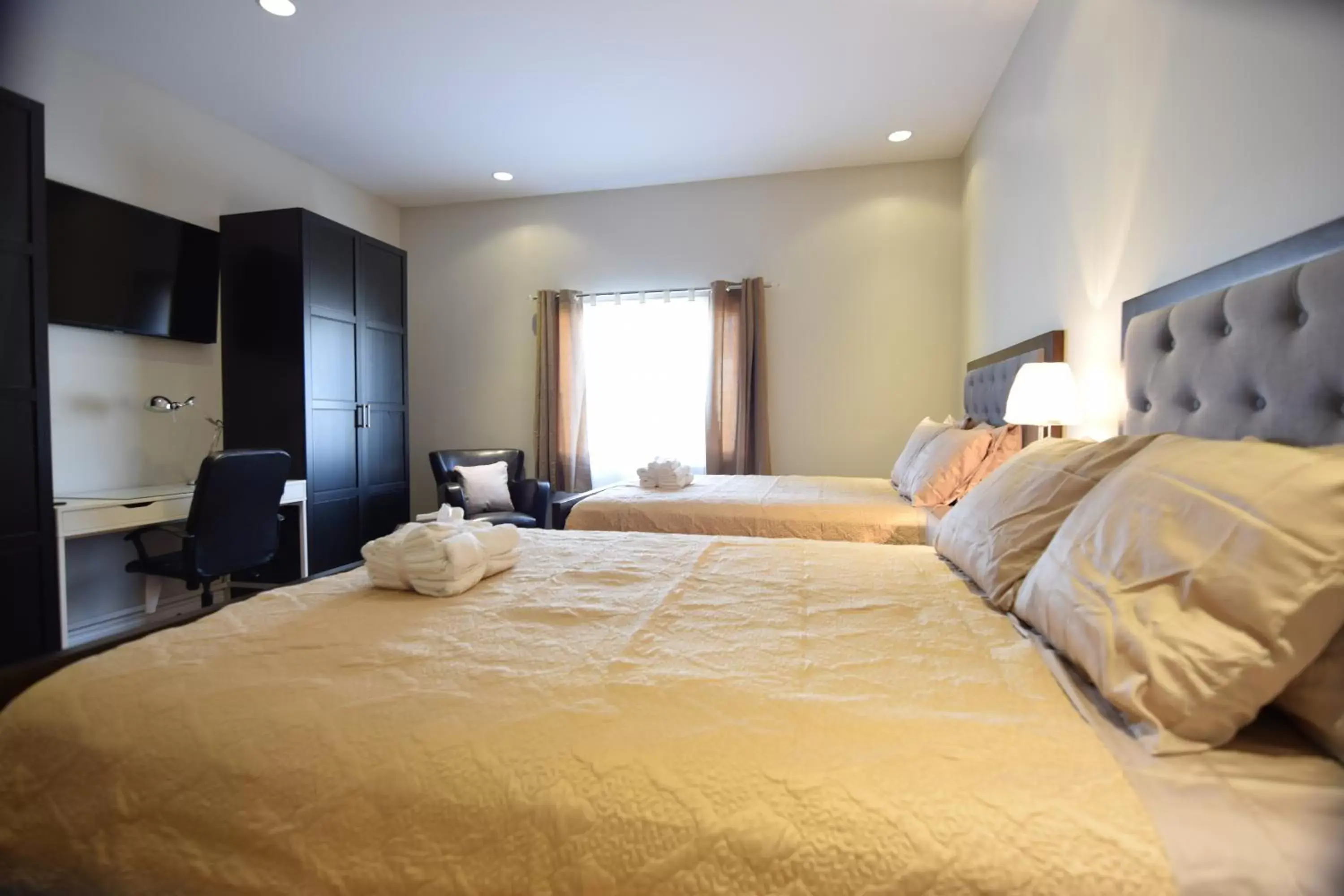 Deluxe Queen Room with Two Queen Beds in The Lion Inn & Suites Deluxe Queen Room with Two Queen Beds in The Lion Inn & Suites