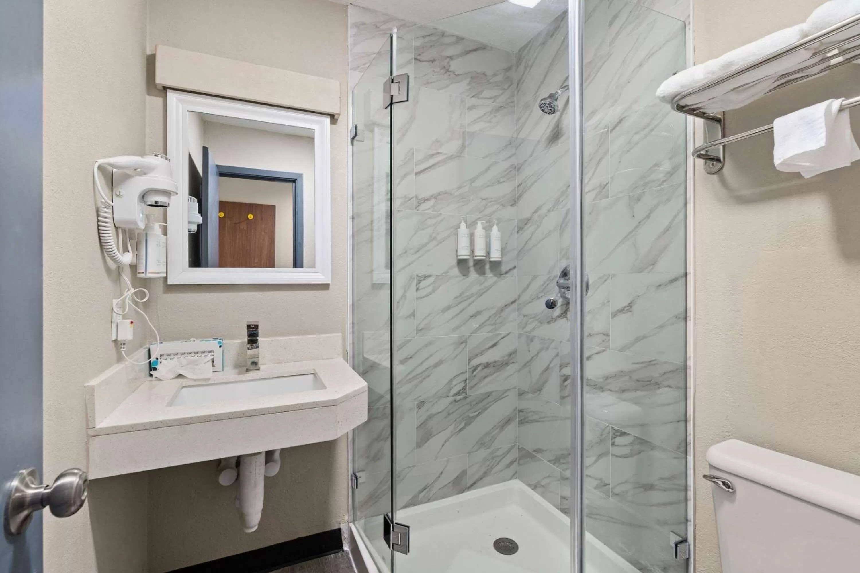 TV and multimedia in Days-Inn by Wyndham Albuquerque I-25