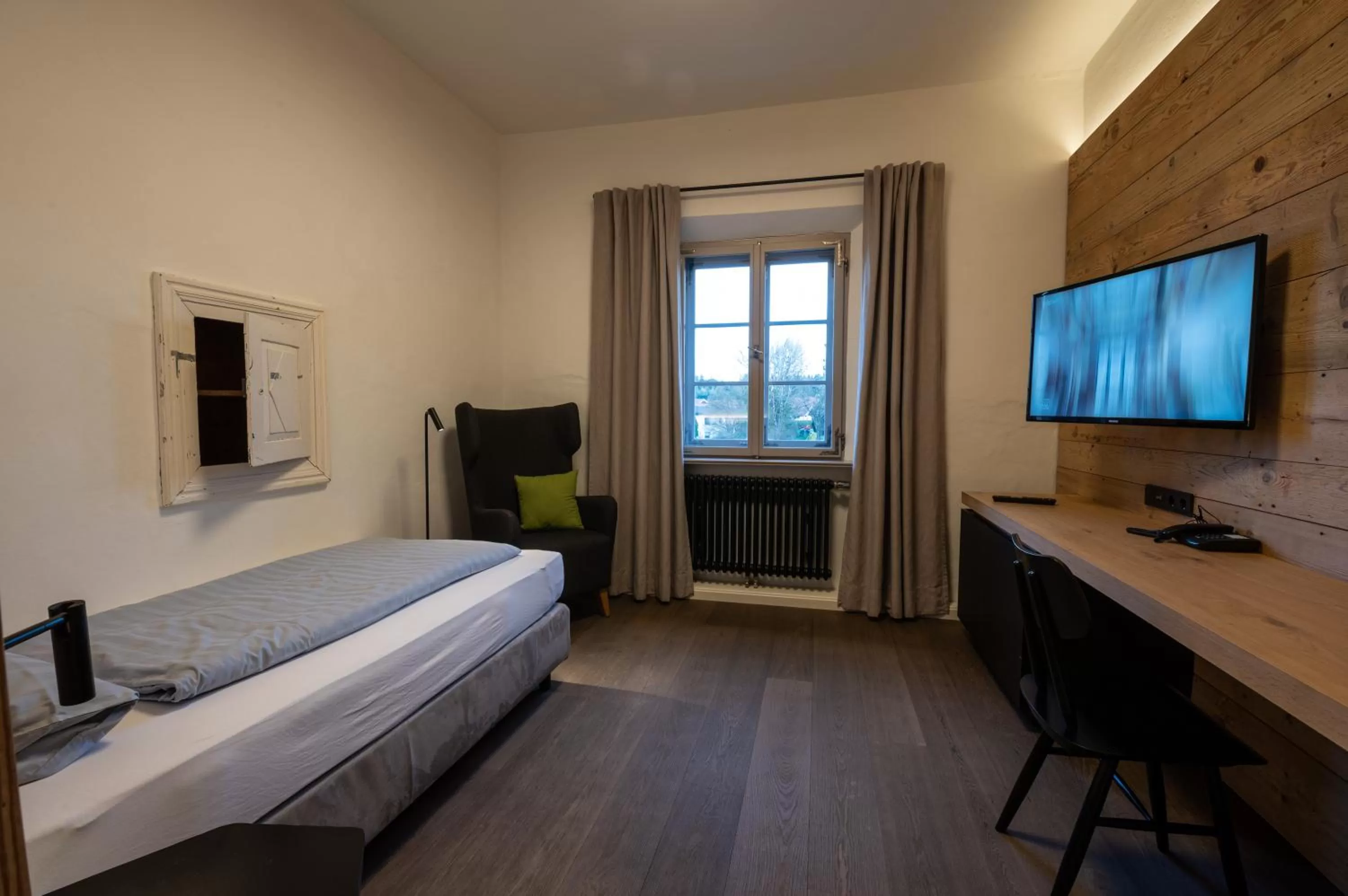 TV and multimedia, Bed in LANDHOTEL ALTE ZOLLSTATION- Historical Building