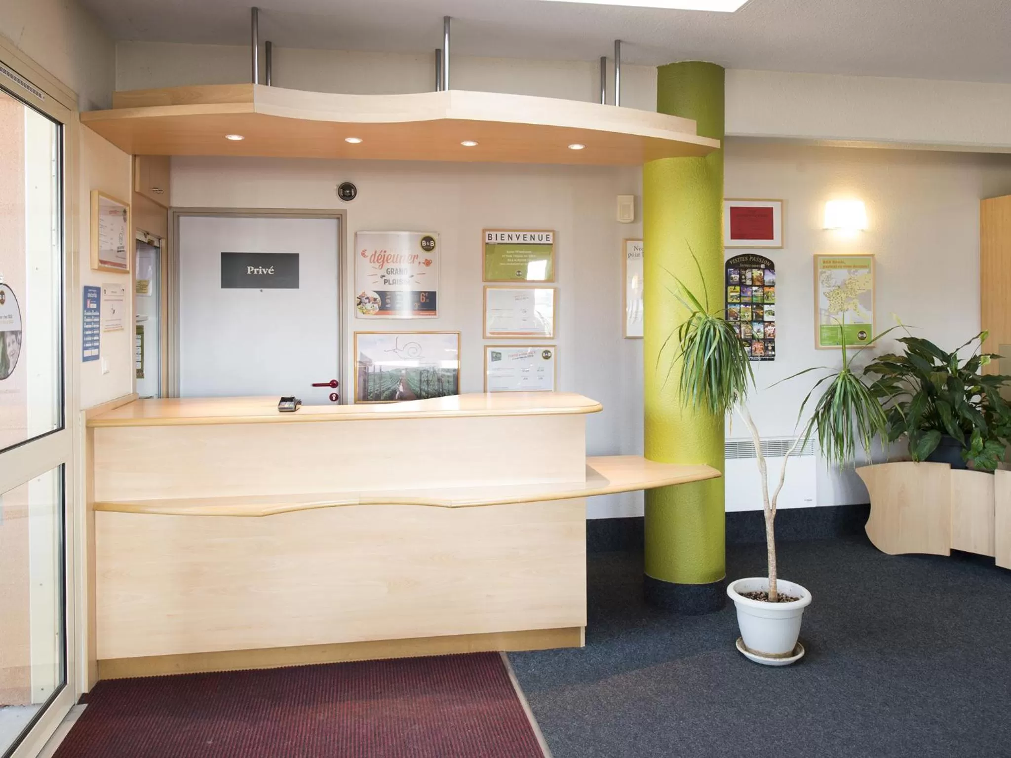 Lobby or reception in B&B HOTEL Auxerre Monéteau