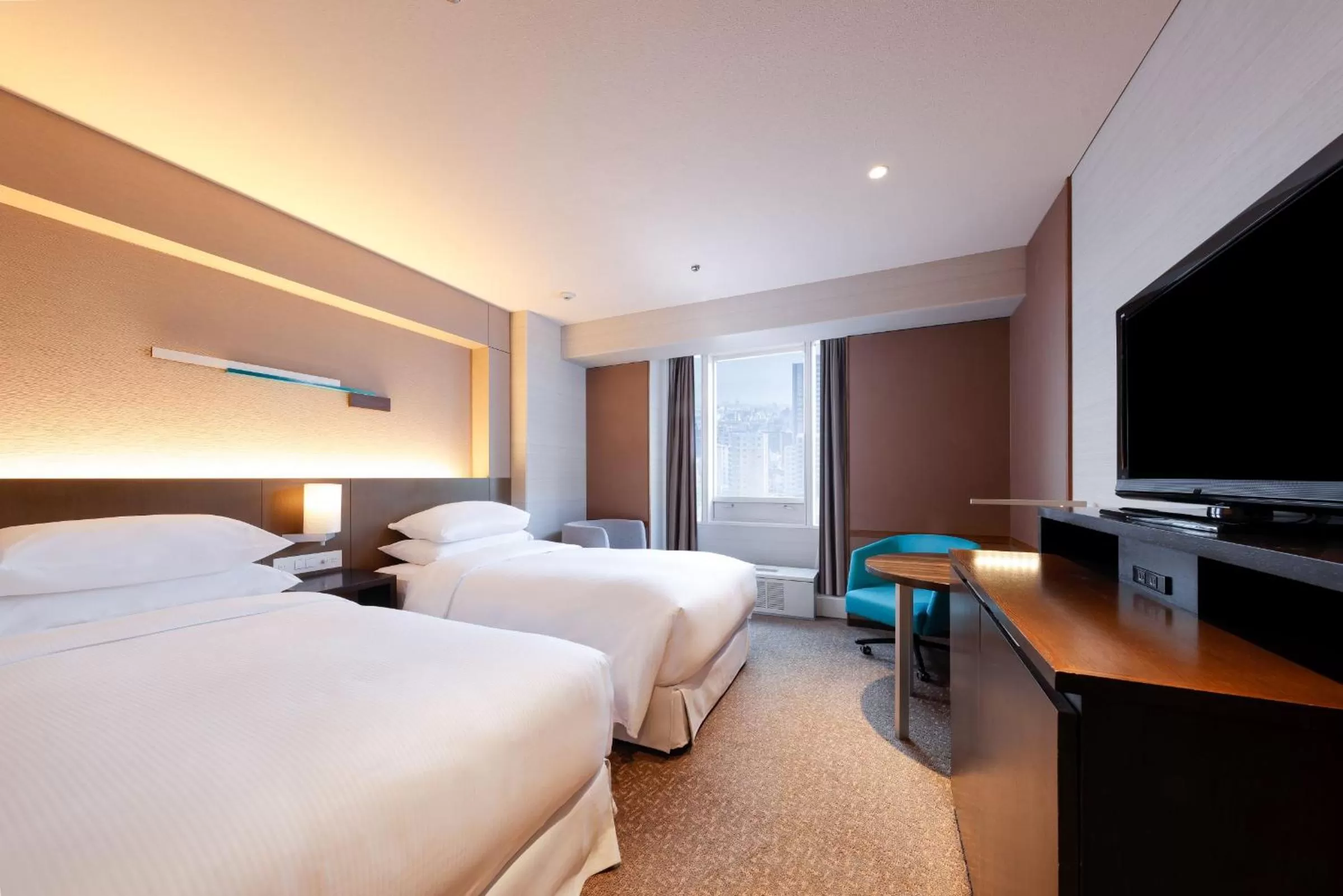 Photo of the whole room, Bed in Sheraton Miyako Hotel Osaka