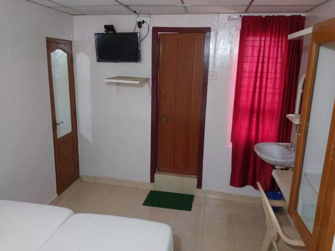 TV/Entertainment Center in Anandan Tourist Home